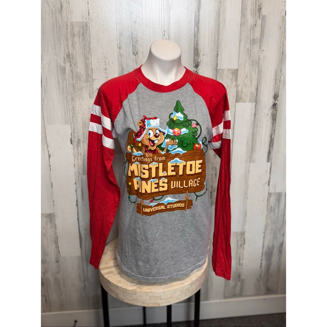 Universal Studios Universal Studios Mistletoe Pines Village Christmas Raglan Tee – Size Medium Size M / US 6-8 / IT 42-44 - 3 Thumbnail