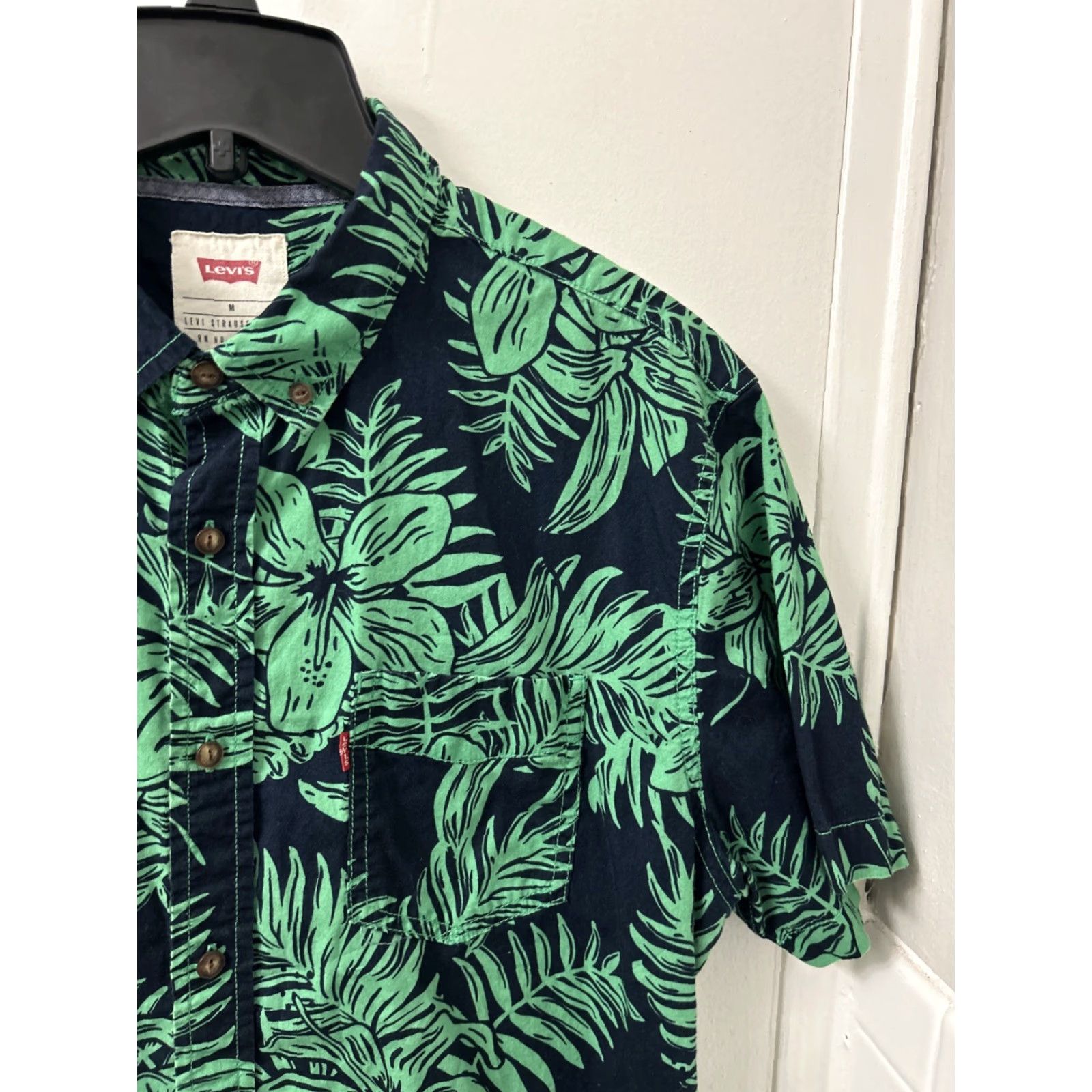 Levi's Levi's Shirt Mens Medium Green Navy Floral Hawaiian Button Down Pocket Logo S/S Size US M / EU 48-50 / 2 - 4 Thumbnail