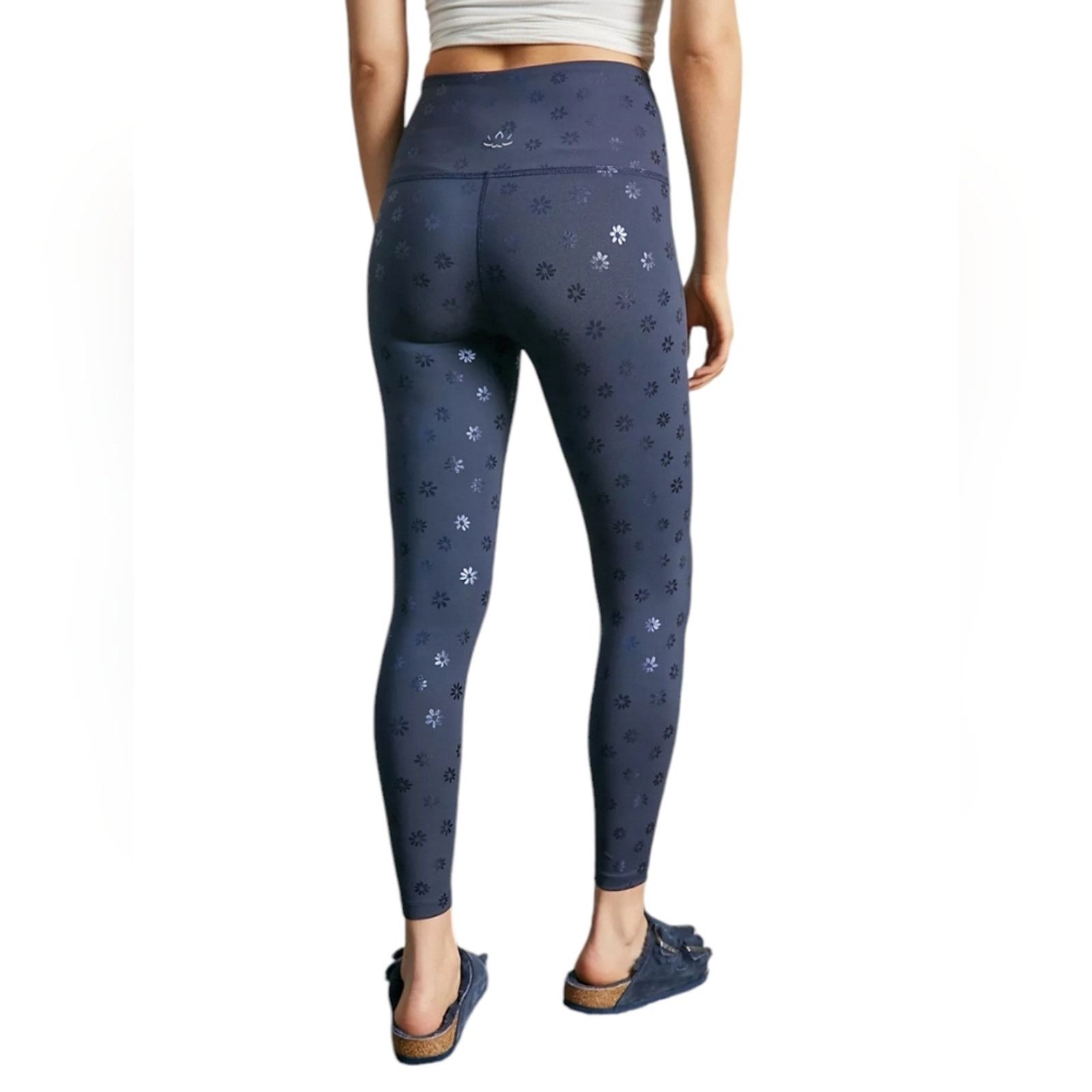 Beyond Yoga Beyond Yoga Daisy Shimmer Midi Leggings Medium Size 28" / US 6 / IT 42 - 4 Thumbnail