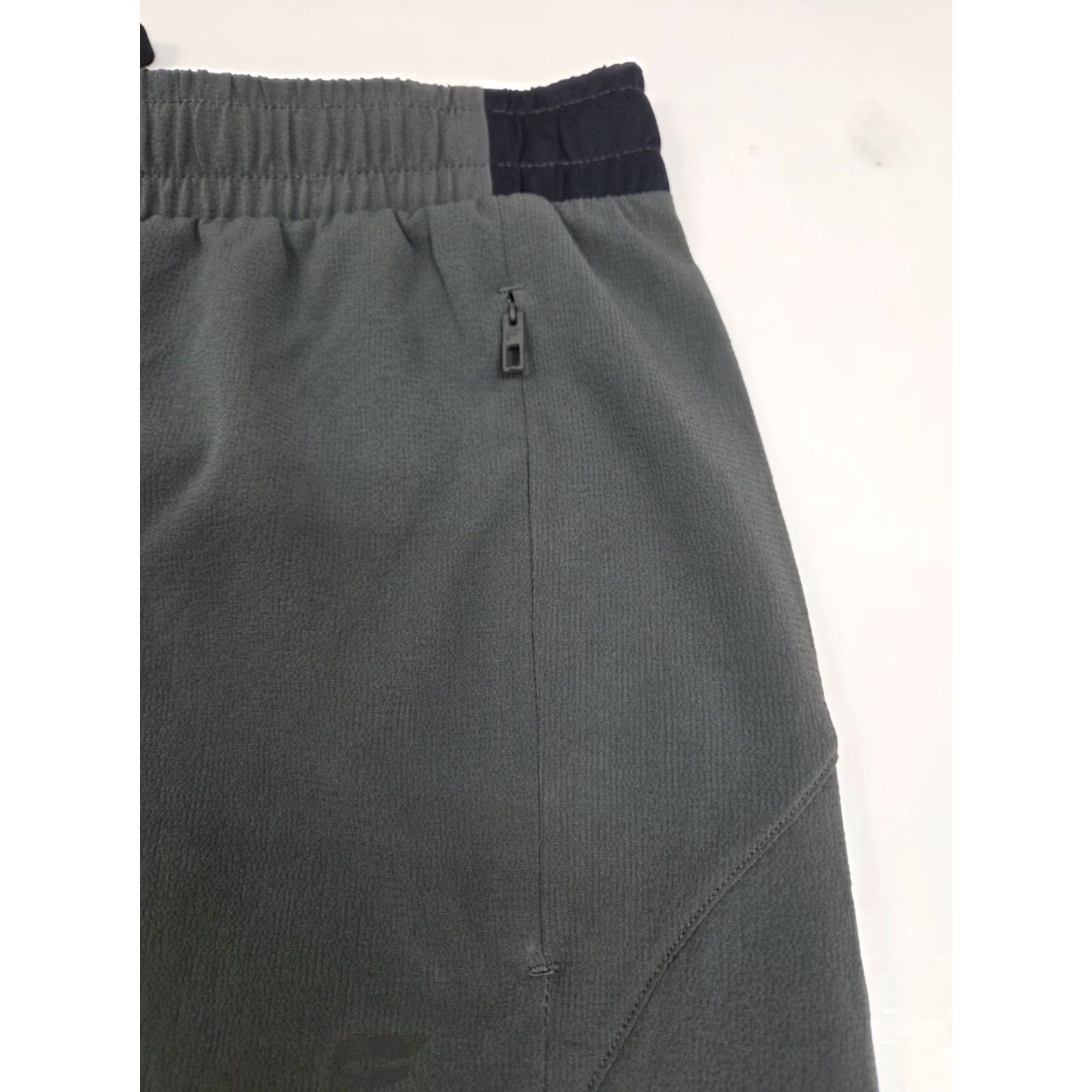 Fabletics Fabletics Men's Shorts Gray/Black Zippered Pockets Drawstring L 32 Inseam 5 Athletic Sport Gym Running Cross Training Size US 33 - 6 Thumbnail