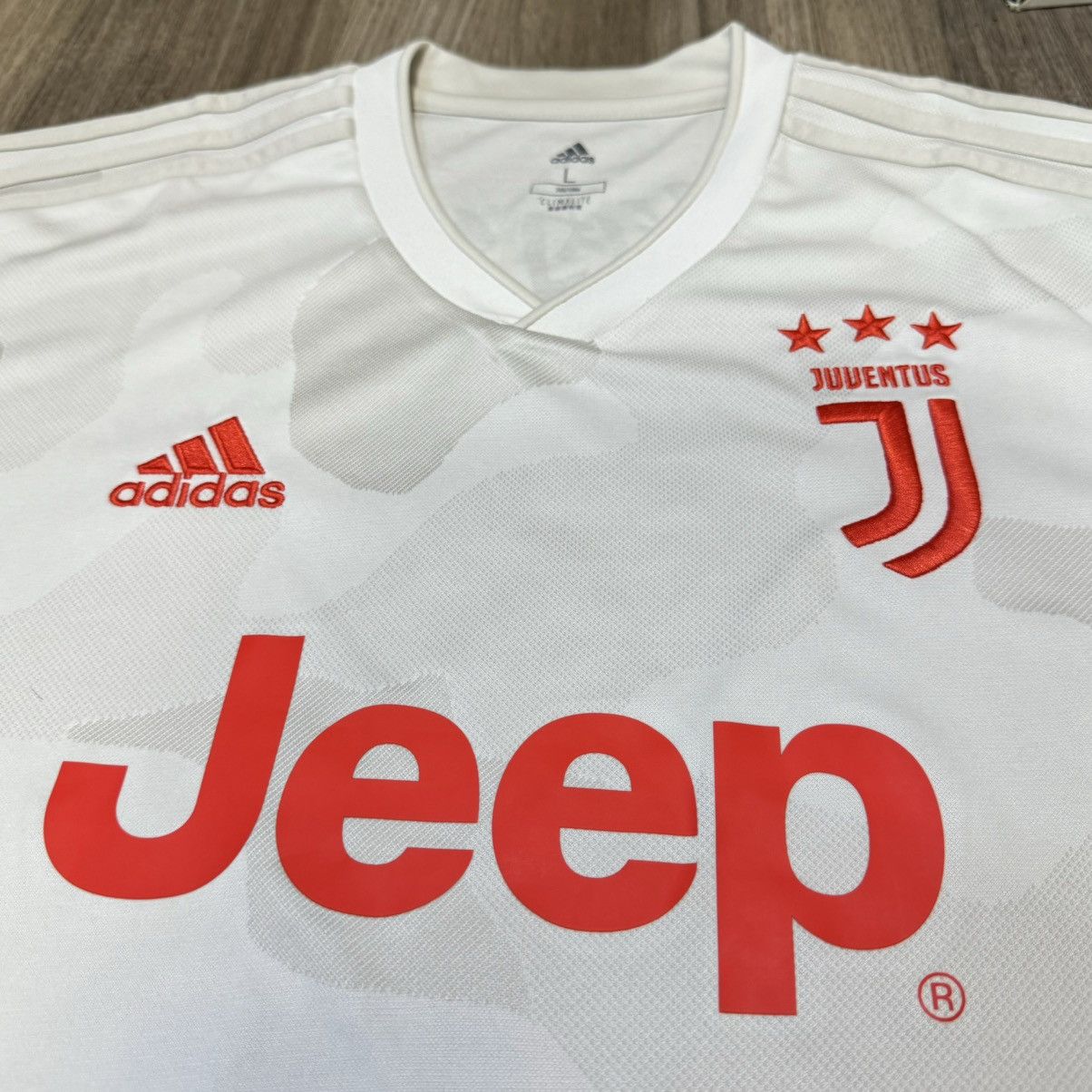 Other Juventus 19/20 away shirt #7 Ronaldo (special nameset) Size US L / EU 52-54 / 3 - 3 Thumbnail