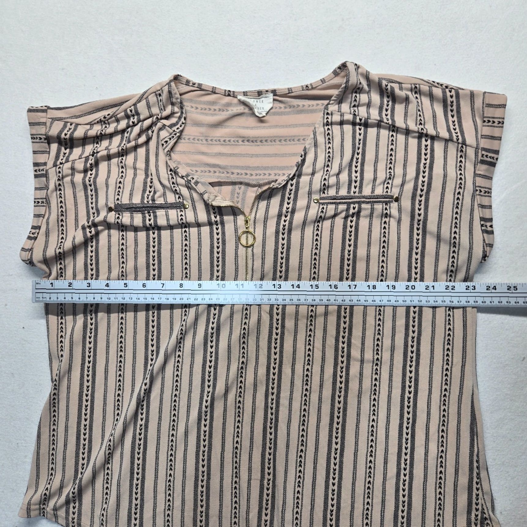 Arrow Flower & Feather Shirt Blouse Cap Sleeve Tan & Black Arrows 2XL Zip Pockets V-Neck Women Regular Size XXL / US 16-18 / IT 52-54 - 4 Thumbnail