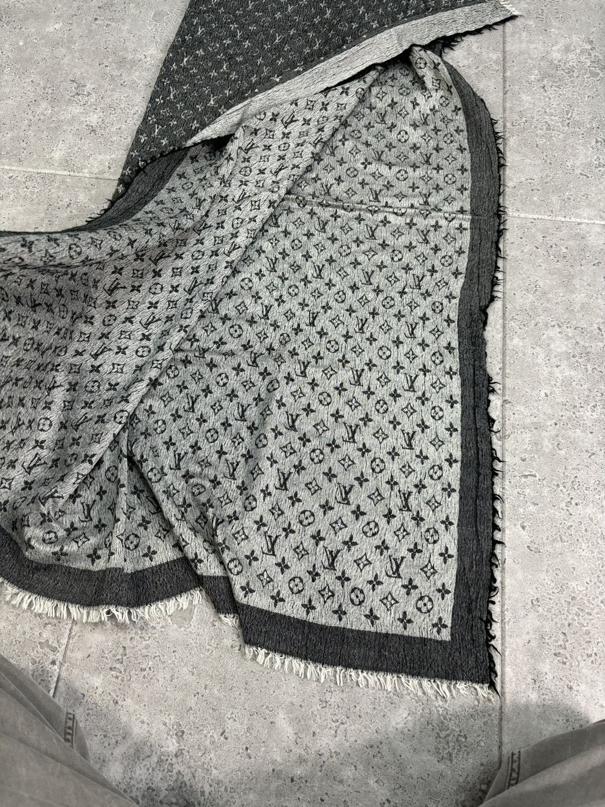 Louis Vuitton Luxury Louis Vuitton Monogram RARE Scarf Grey 00s Old Money Size ONE SIZE - 5 Thumbnail