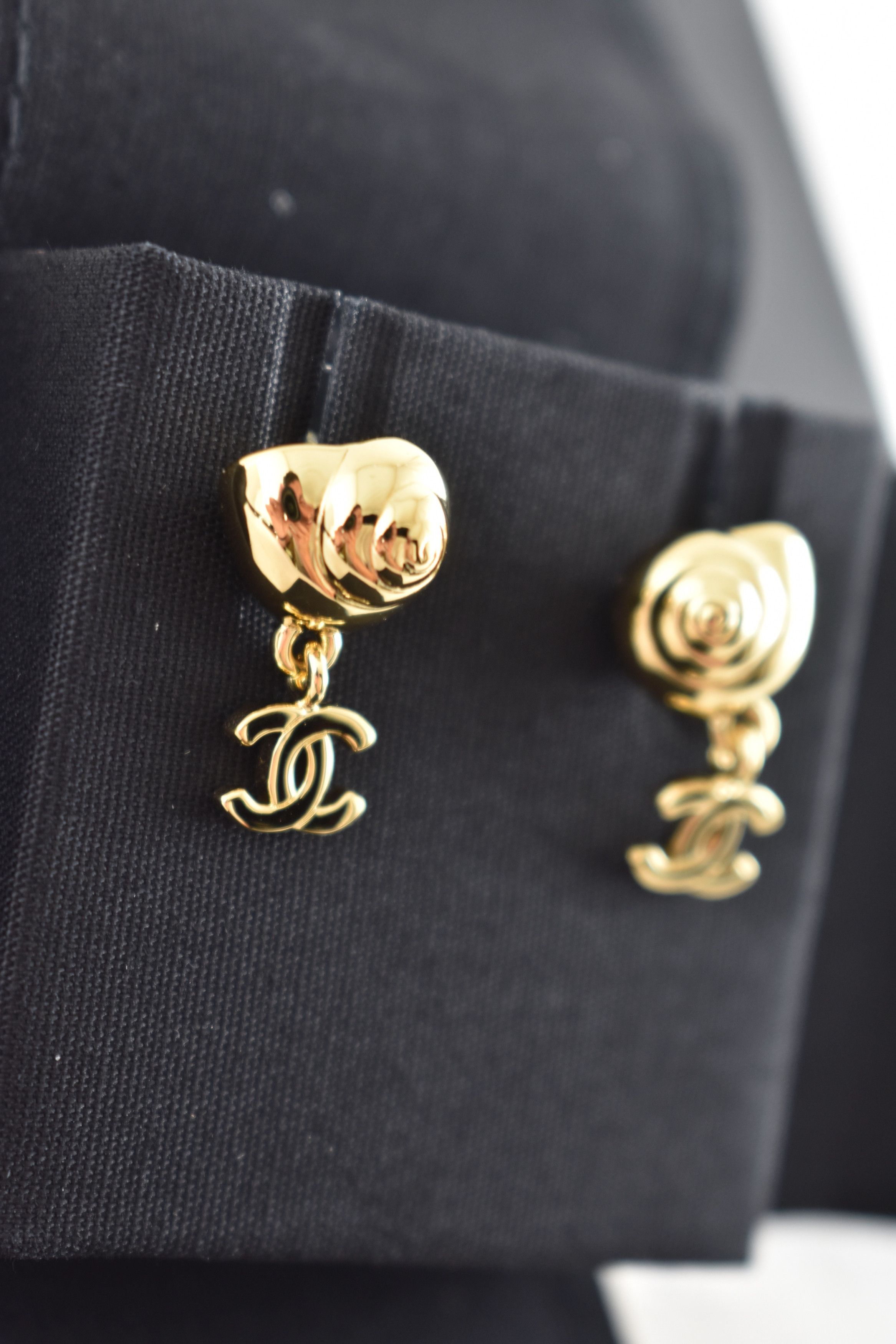 Chanel 26M Coco Beach Shell Seashell CC Logo Dangle Stud Earrings Size ONE SIZE - 16 Thumbnail