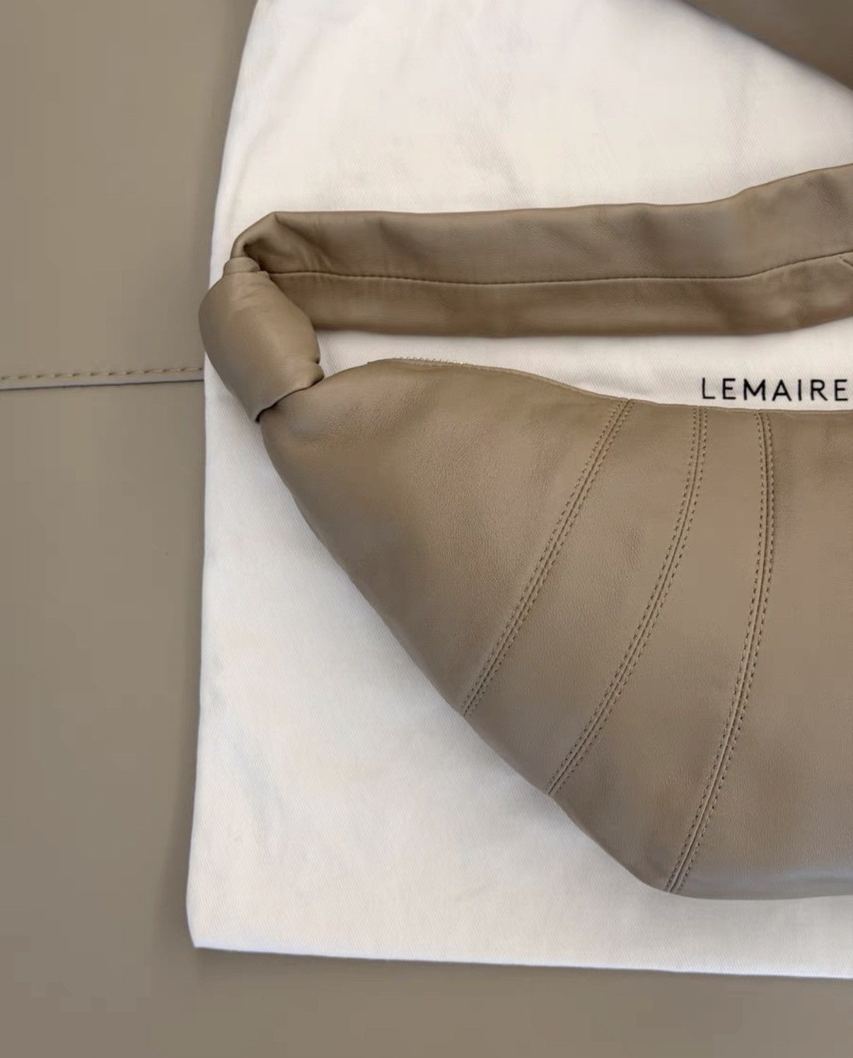 Lemaire Lemaire Sand Lambskin Croissant Crossbody Bag KKKK9 Size ONE SIZE - 4 Thumbnail