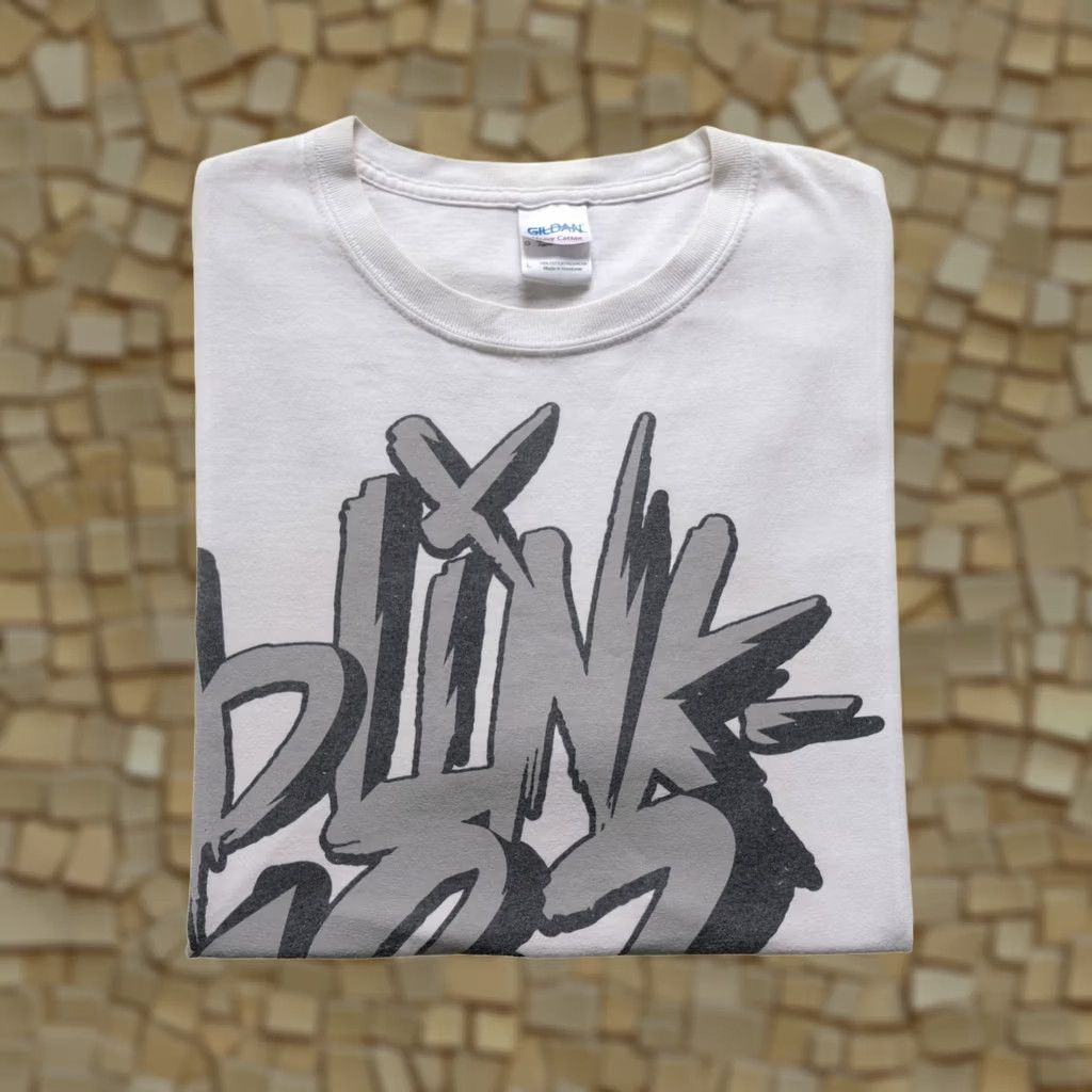 Gildan VINTAGE Blink-182 VTG Y2K PUNK ROCK 20th ANIVERSARY MUSIC TOUR GRAPHIC WHITE T-SHIRT LG Size US L / EU 52-54 / 3 - 1 Thumbnail