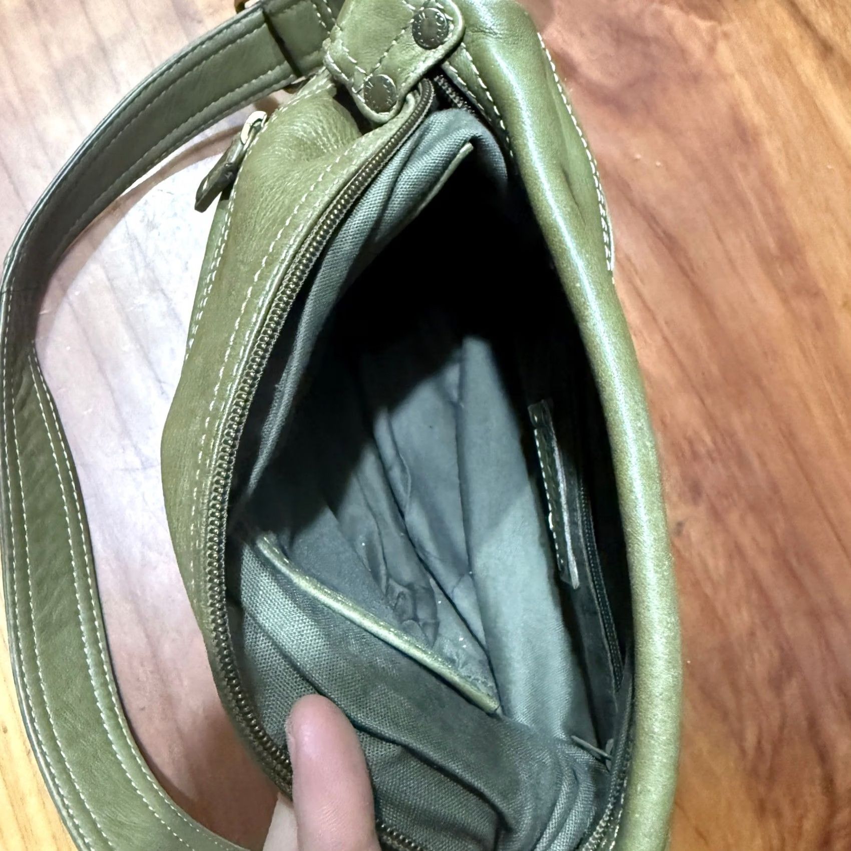 Fossil VINTAGE Fossil Leather Bag Purse Shoulder Strap Avocado Green Crescent Small Womens 10" x 7" x 4" Zipper Size ONE SIZE - 7 Thumbnail
