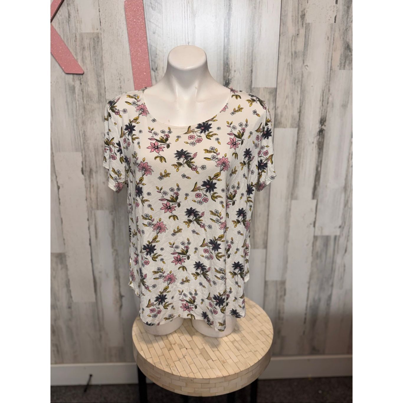 Other Tahari Women’s Floral Short Sleeve Scoop Neck Top Ivory Pink Size XL / US 12-14 / IT 48-50 - 6 Thumbnail