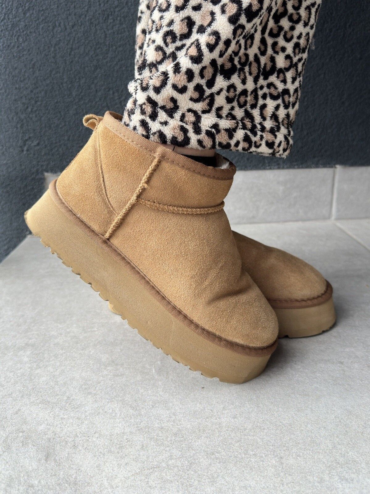 Ugg Ugg Classic Low Platform Winter Suede Sheepskin Shoes Size US 7 / IT 37 - 2 Thumbnail