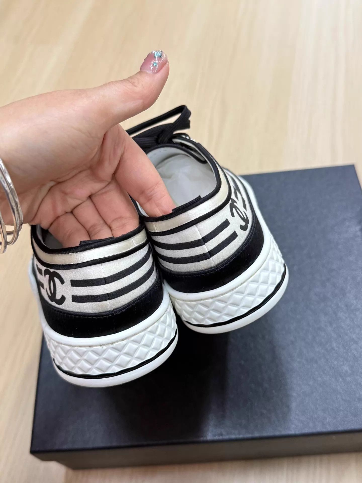 Chanel Chanel Black & White Pearl Flat Sneaker 37 Size US 6.5 / IT 36.5 - 4 Thumbnail