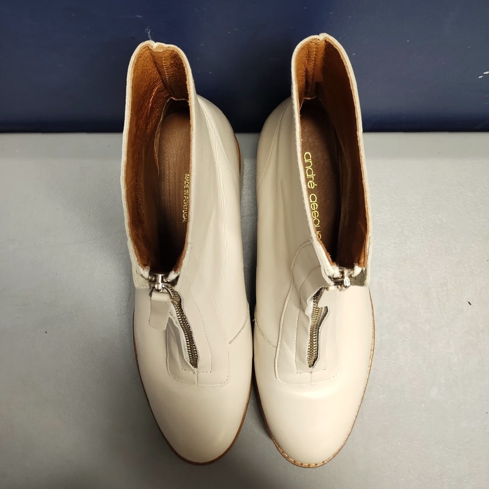 Vintage Andre Assous Paina Womens 7.5 White Leather Bootie Zip Up Round Toe Size 7.5 Womens Shoes Block Heel Autumn Winter Casual Workwear Shoes Size US 8 / IT 38 - 6 Thumbnail