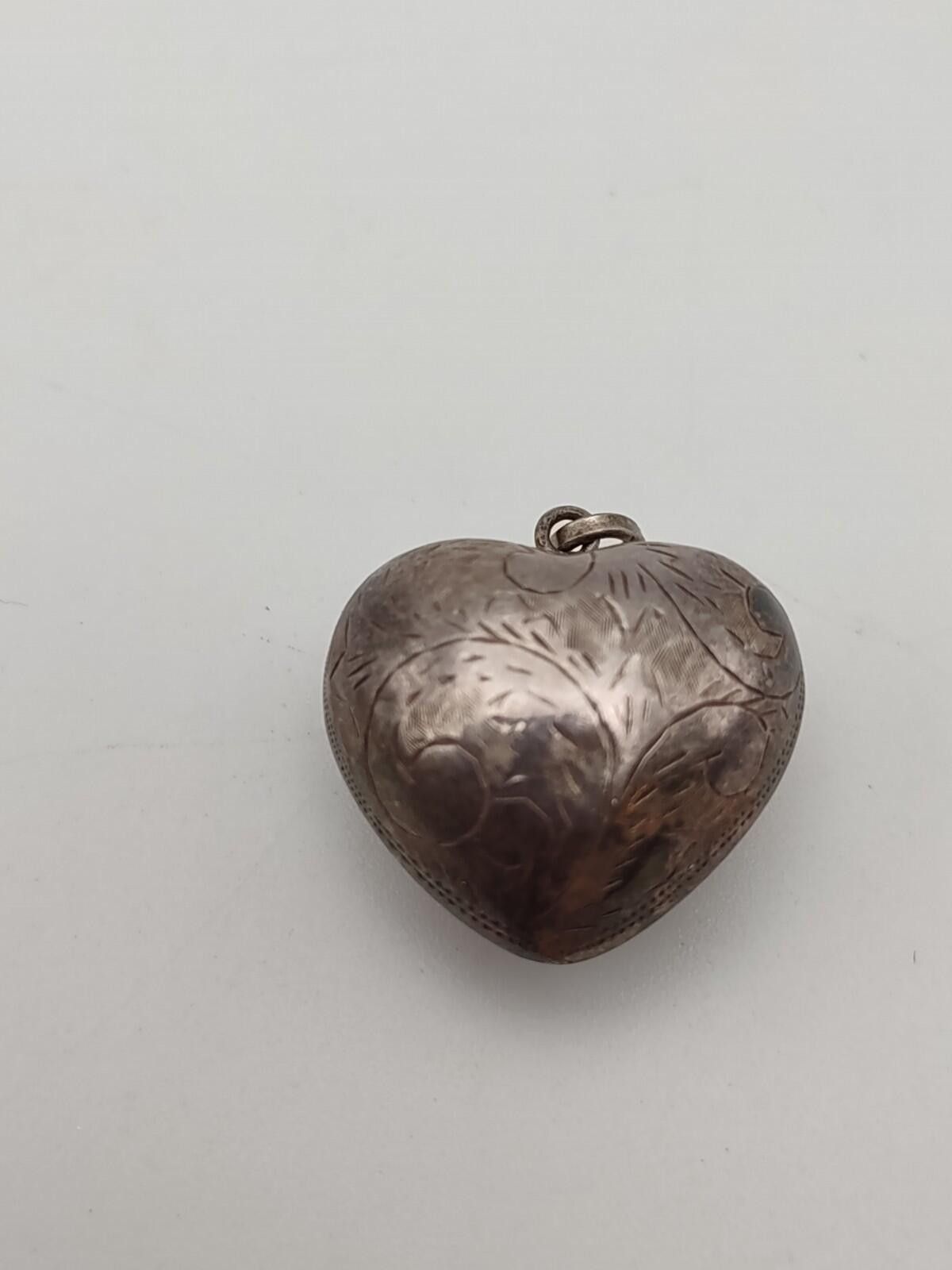 The Unbranded Brand Vintage Etched Puffy Heart Charm Pendant Floral 1" Size ONE SIZE - 1 Thumbnail
