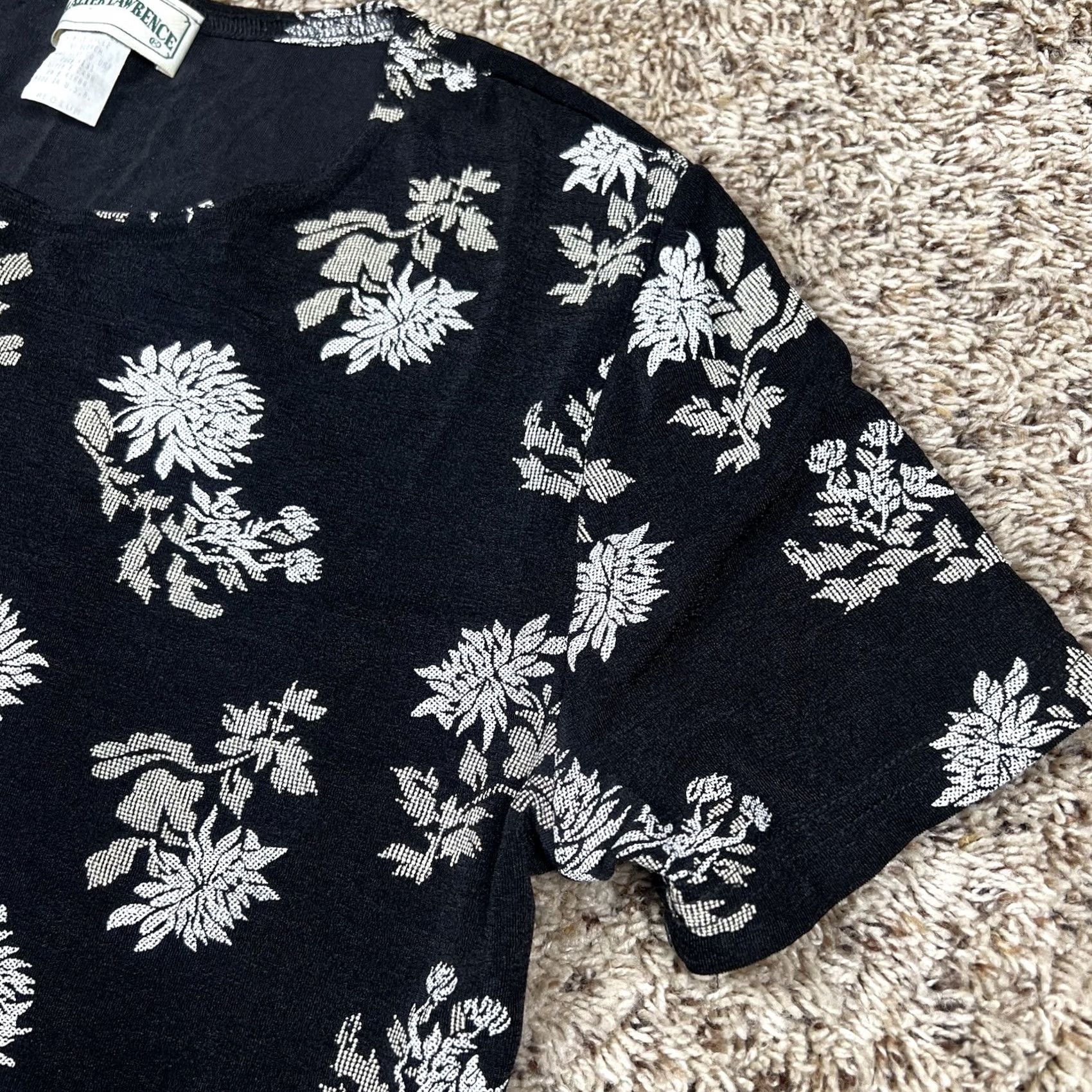 Vintage VINTAGE 90s Floral All Over Graphic Mid-length T-Shirt Womens M Black Nike? Size M / US 6-8 / IT 42-44 - 5 Thumbnail