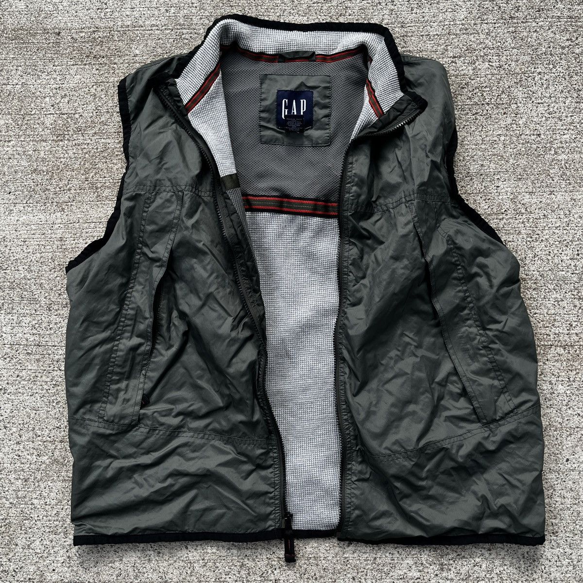 Gap Vintage GAP Windbreaker Vest Y2K 00’s Gorpcore L Size US L / EU 52-54 / 3 - 1 Thumbnail
