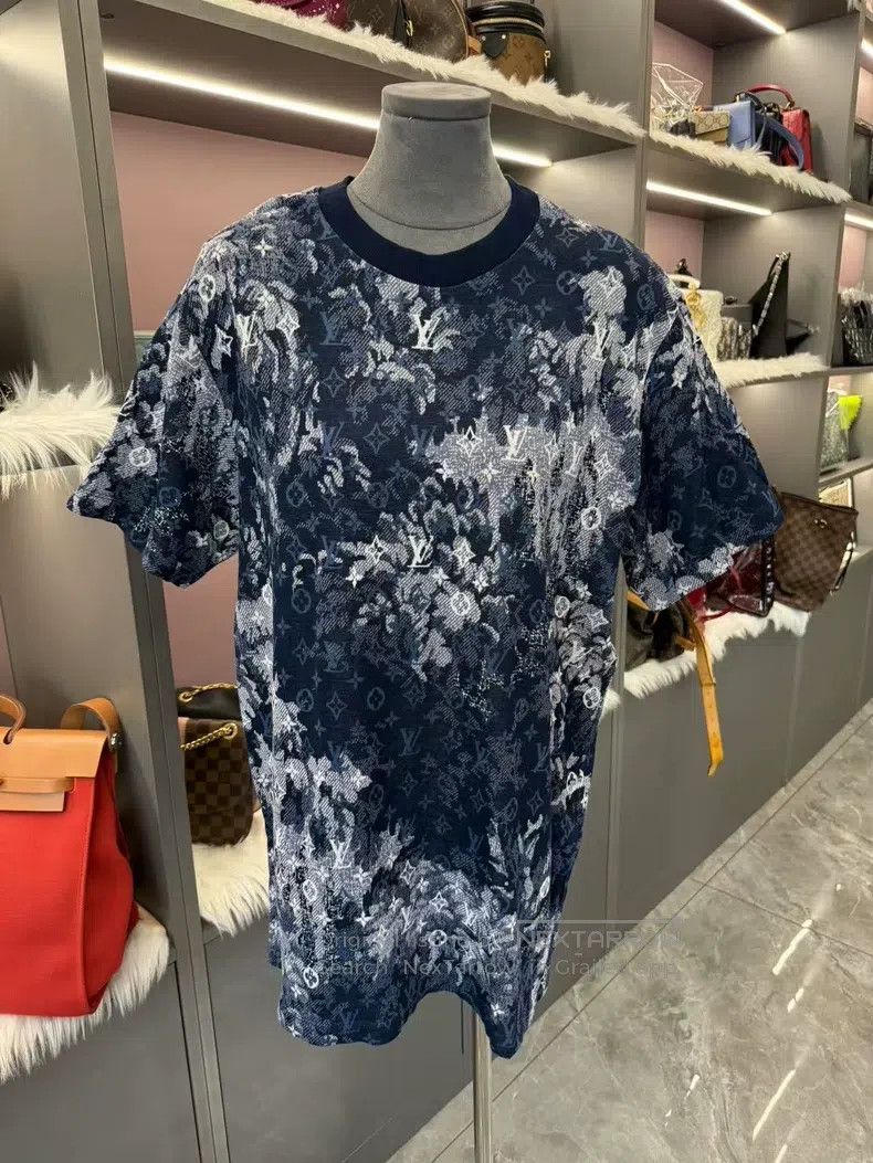 Louis Vuitton Louis Vuitton Tapestry full print half sleeve T-shirt Size US L / EU 52-54 / 3 - 3 Thumbnail