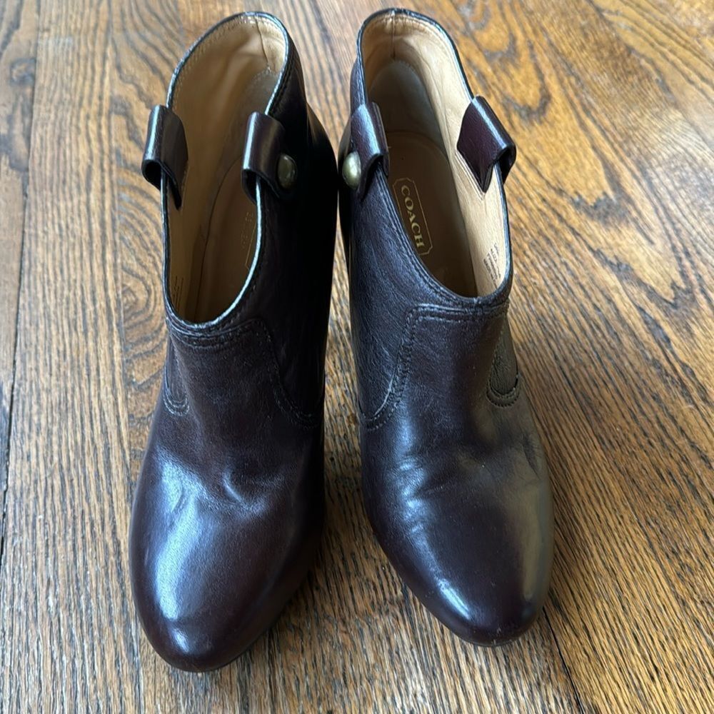 Coach Coach Aliza dark brown leather metal logo side tabs heeled Size US 7 / IT 37 - 3 Thumbnail