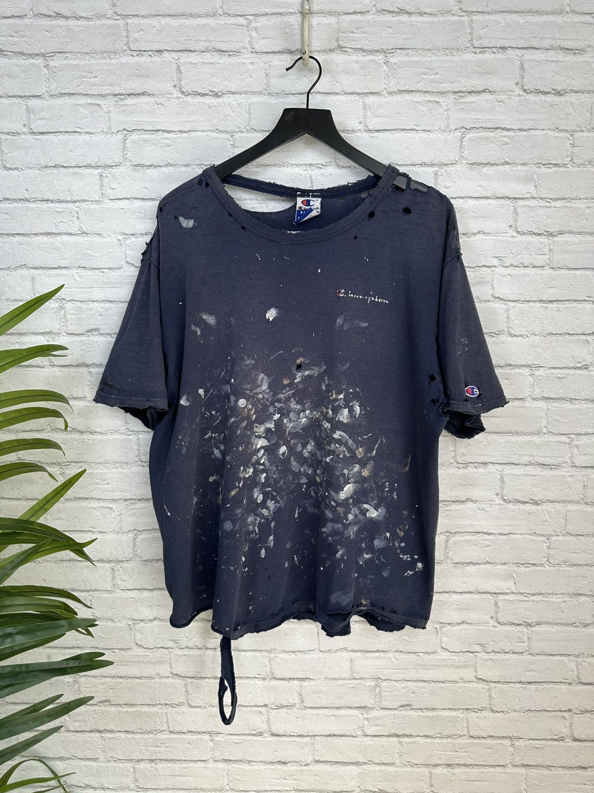 Champion (XL) PAINT THRASHED DESTROYED Vintage Champion T Shirt Size US XL / EU 56 / 4 - 2 Thumbnail
