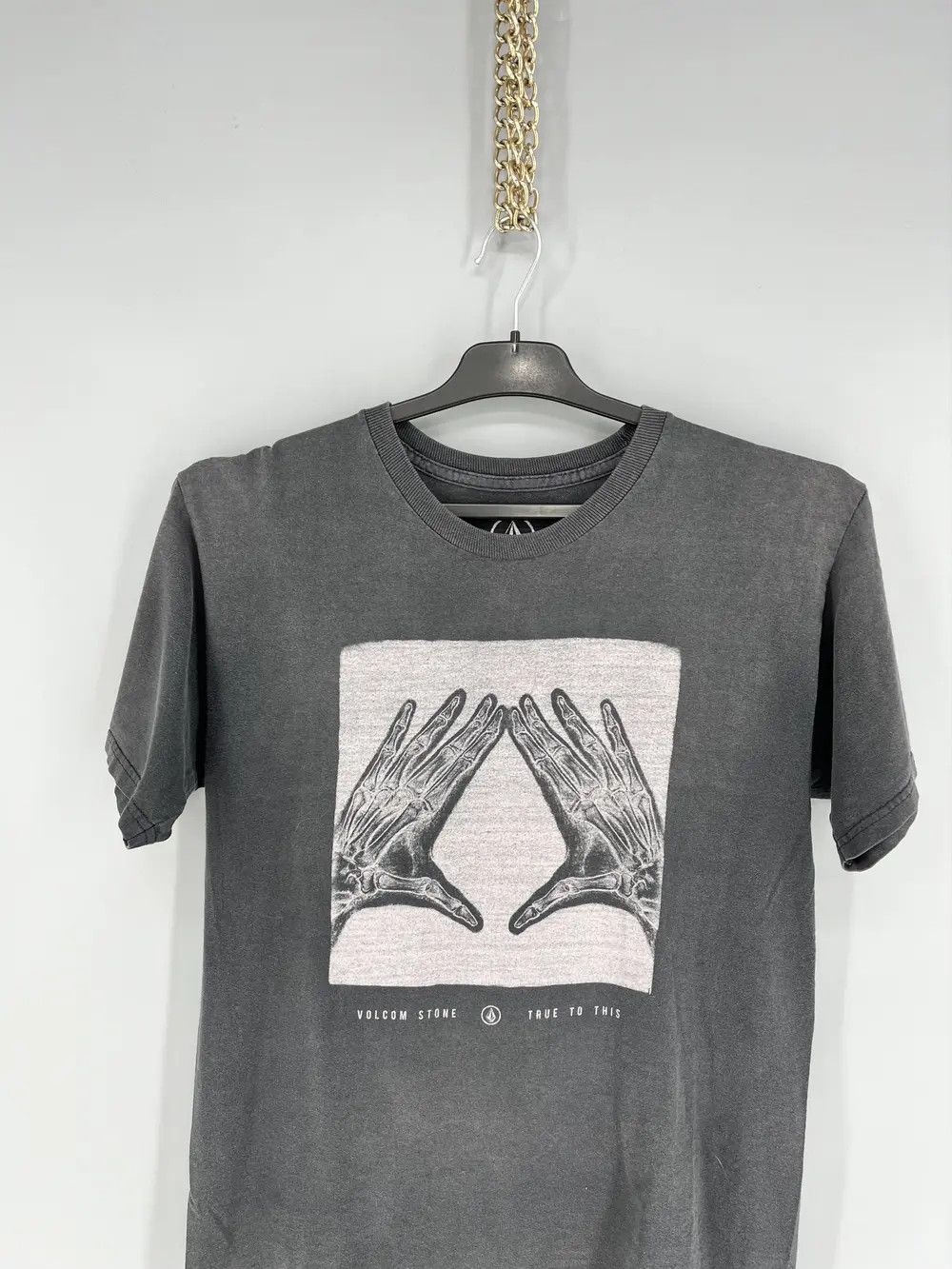 Volcom Vintage Y2K Volcom Stone Skateboard Pin Logo Design Tshirt Size US S / EU 44-46 / 1 - 6 Thumbnail