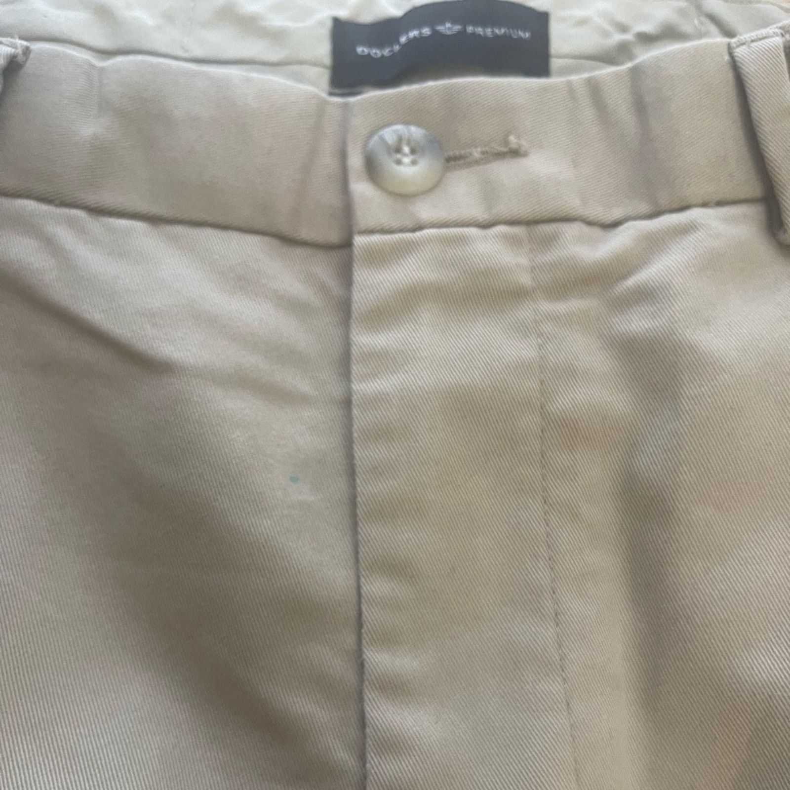 Dockers Dockers Premium Relaxed Fit Front Pleat Trousers Khaki 30x30 Size US 30 / EU 46 - 8 Thumbnail