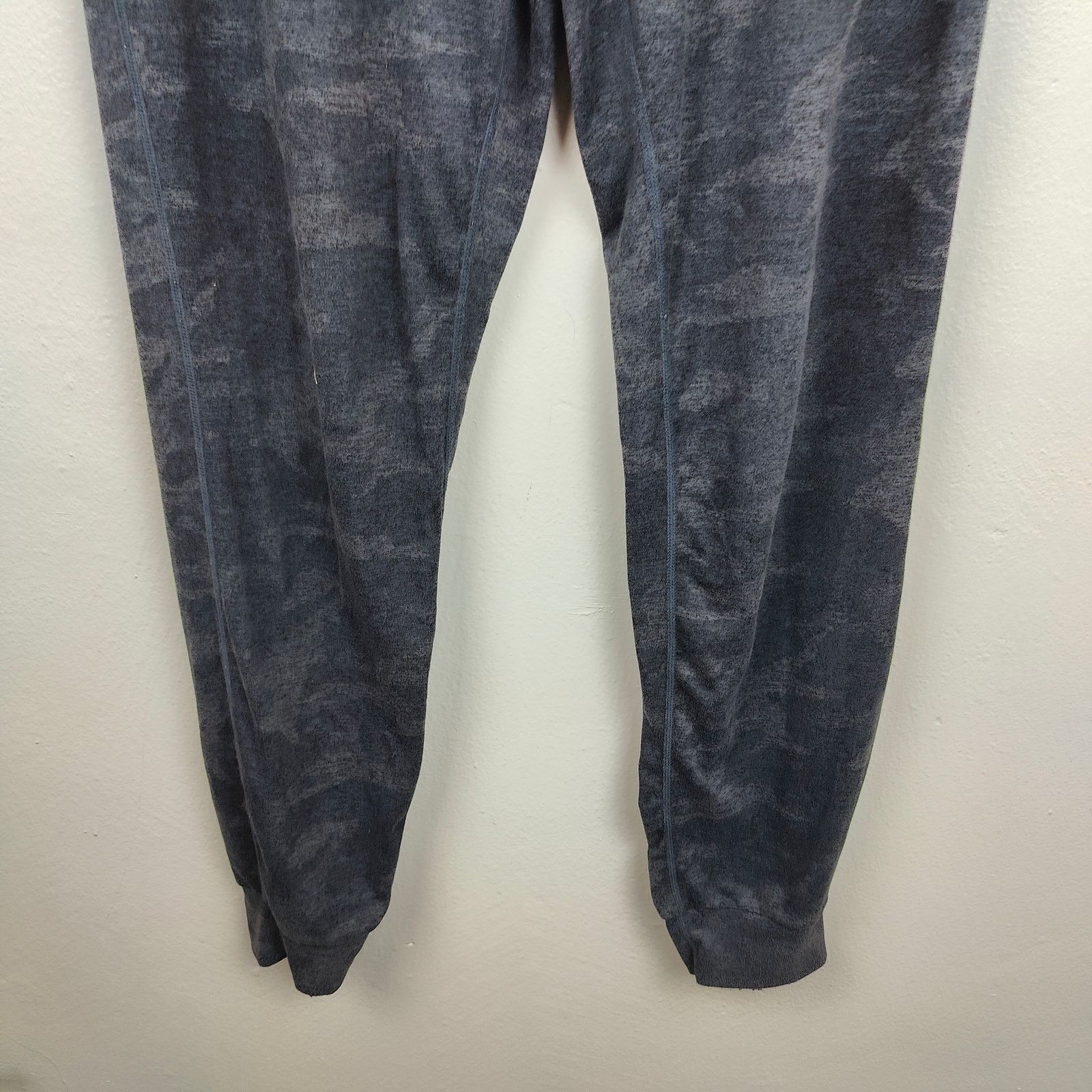 Vuori Vuori Performance Joggers Womens Small Long Length Camo Size 27" / US 4 / IT 40 - 4 Thumbnail