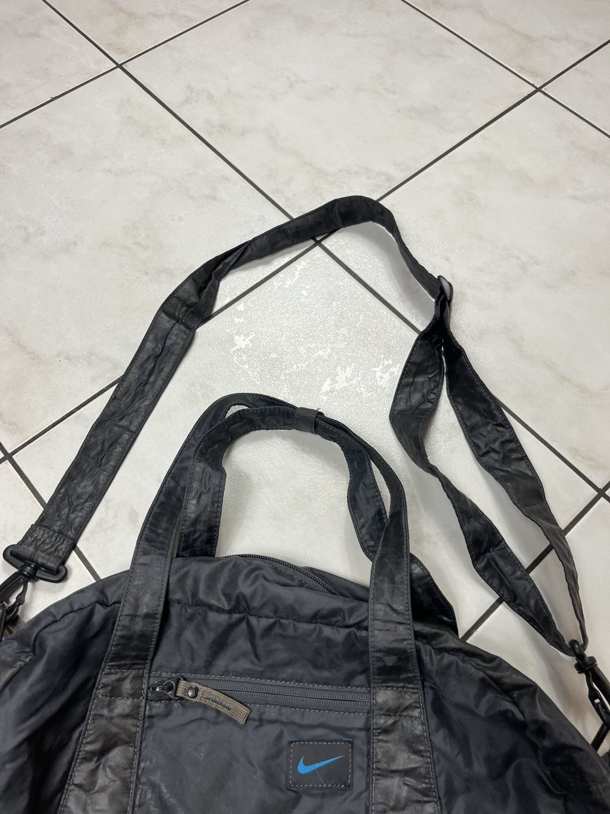 Nike × Vintage Vintage Nike y2k sport gym bag small travel crossbody swoosh Size ONE SIZE - 4 Thumbnail