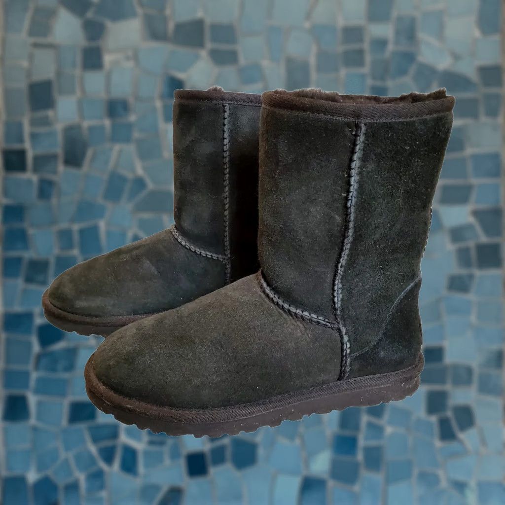 Ugg UGG Australia Boots Womens Black Shearling Classic Short Women Size Size 27" / US 4 / IT 40 - 1 Thumbnail