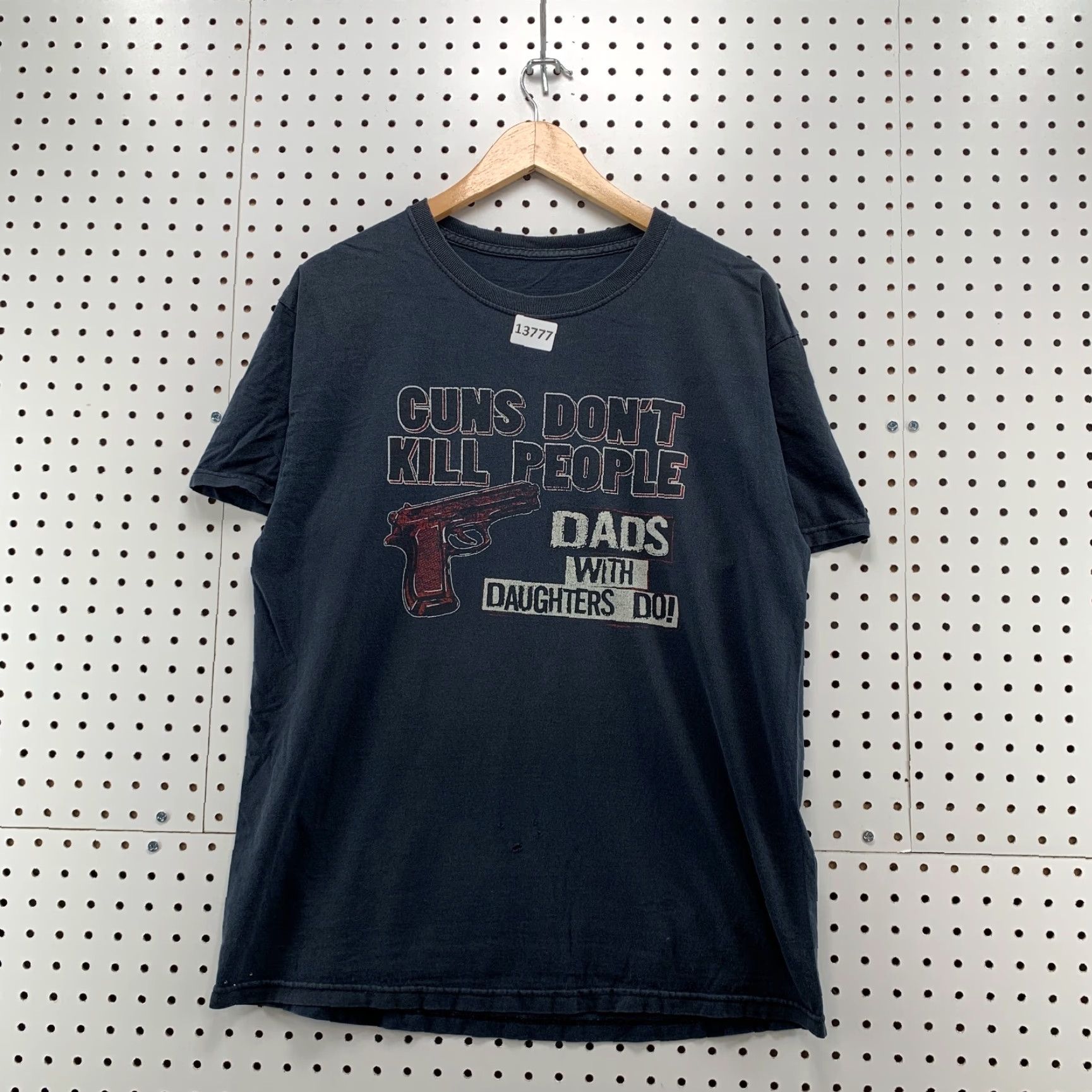 Vintage VINTAGE Unbranded Shirt Adult Black Short Sleeve Guns Dont Kill People Dads With Daughters Do M Crew Neck Graphic 2010s Dad Funny Mens Size US M / EU 48-50 / 2 - 7 Thumbnail
