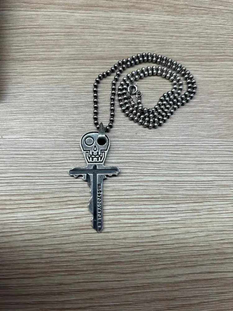 アクセサリー UNDERCOVER Fuck Finger necklace Undercover Middle Finger Necklace | Grailed