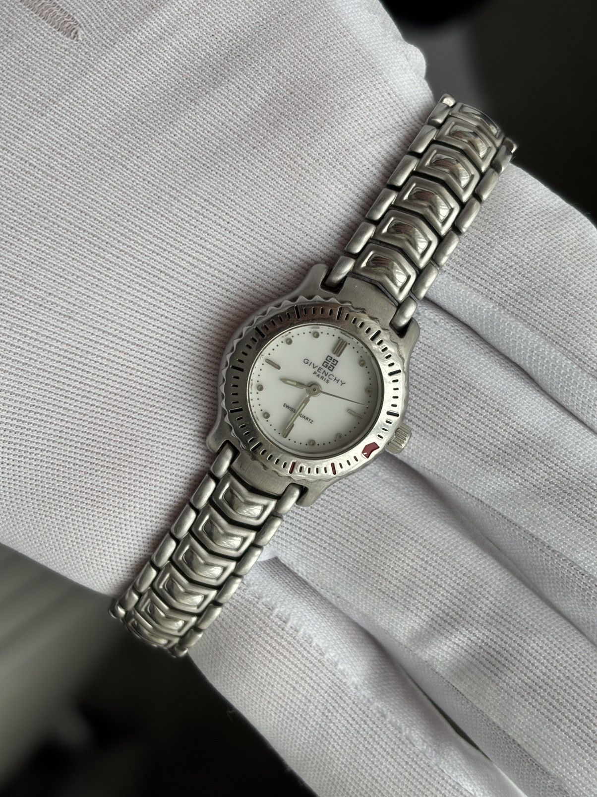 Givenchy Givenchy quartz watch diver style polar white dial Size ONE SIZE - 4 Thumbnail