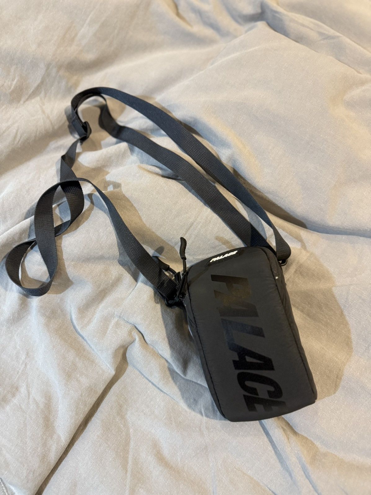 【送料無料/新品】 Palace Palace Deflecto Crossbody Reflective Black Sack Sling バッグ