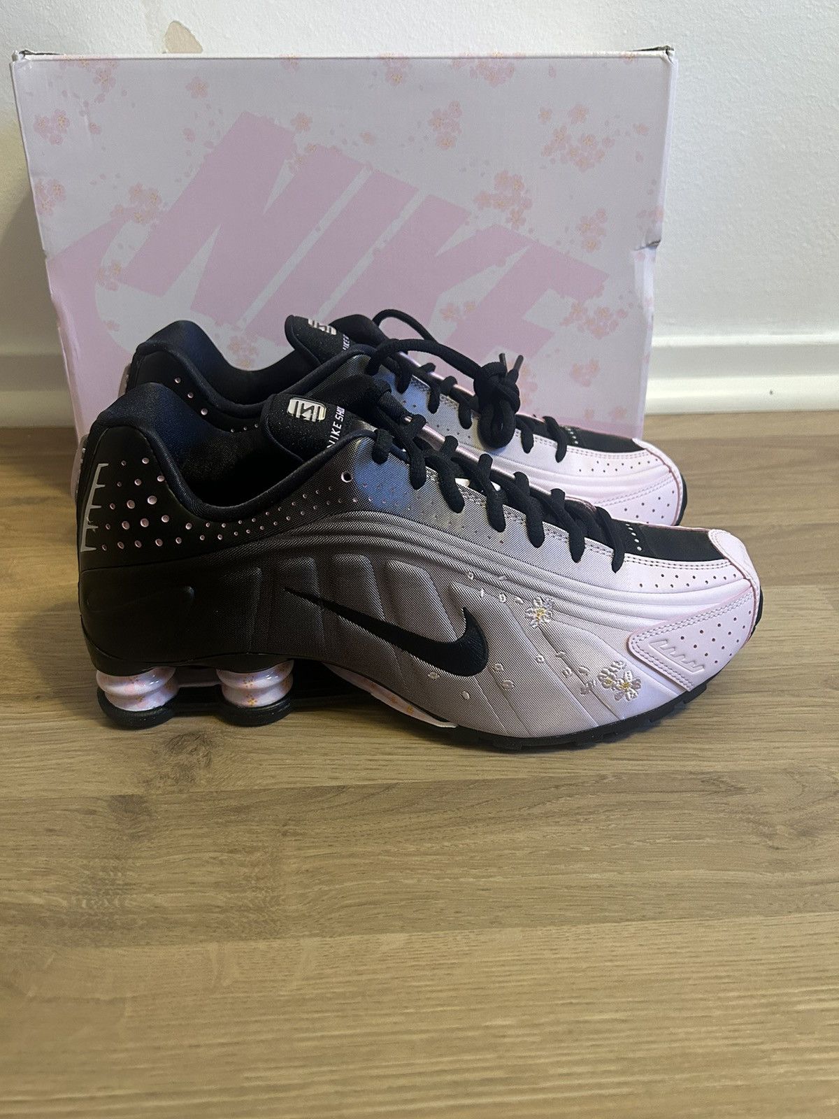 Nike Nike Shox R4 Sakura - Brand New Size US 9 / EU 42 - 2 Thumbnail