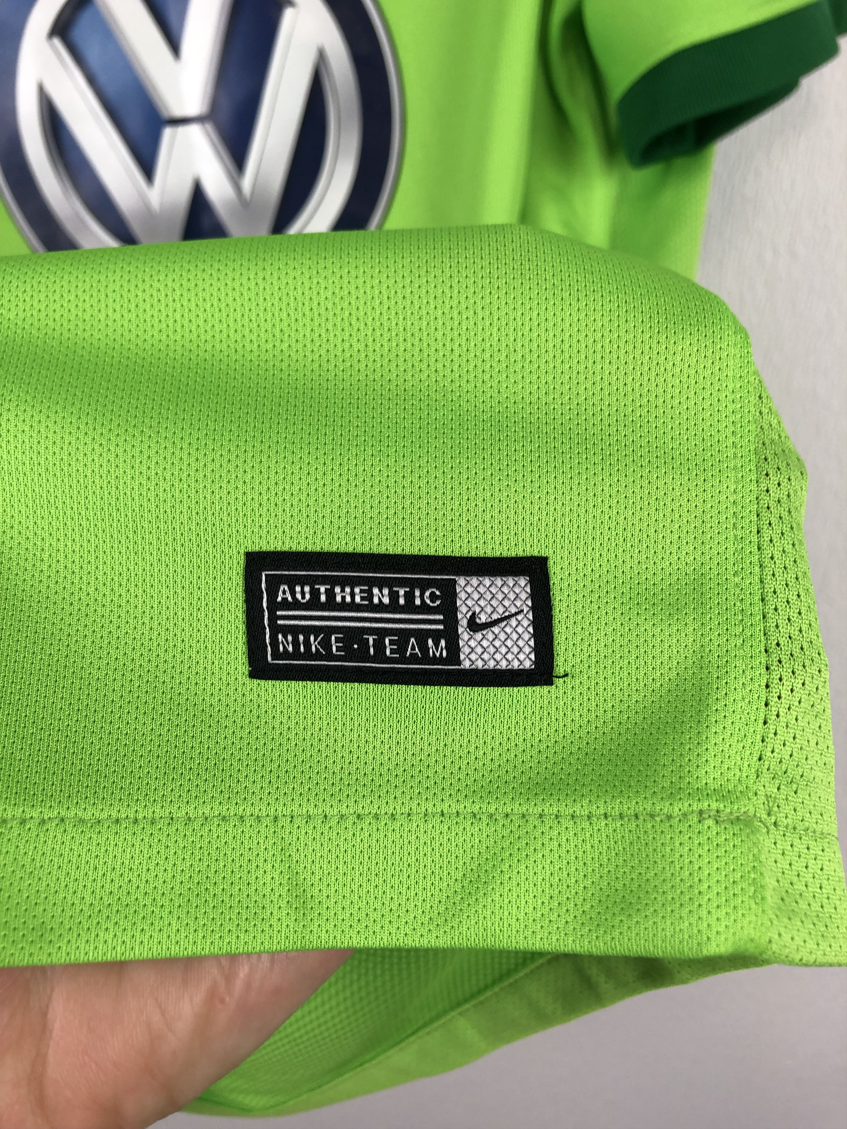 Nike Wolfsburg football shirt 2016 #4 Schafer Signed Player Issue Size US L / EU 52-54 / 3 - 10 Thumbnail