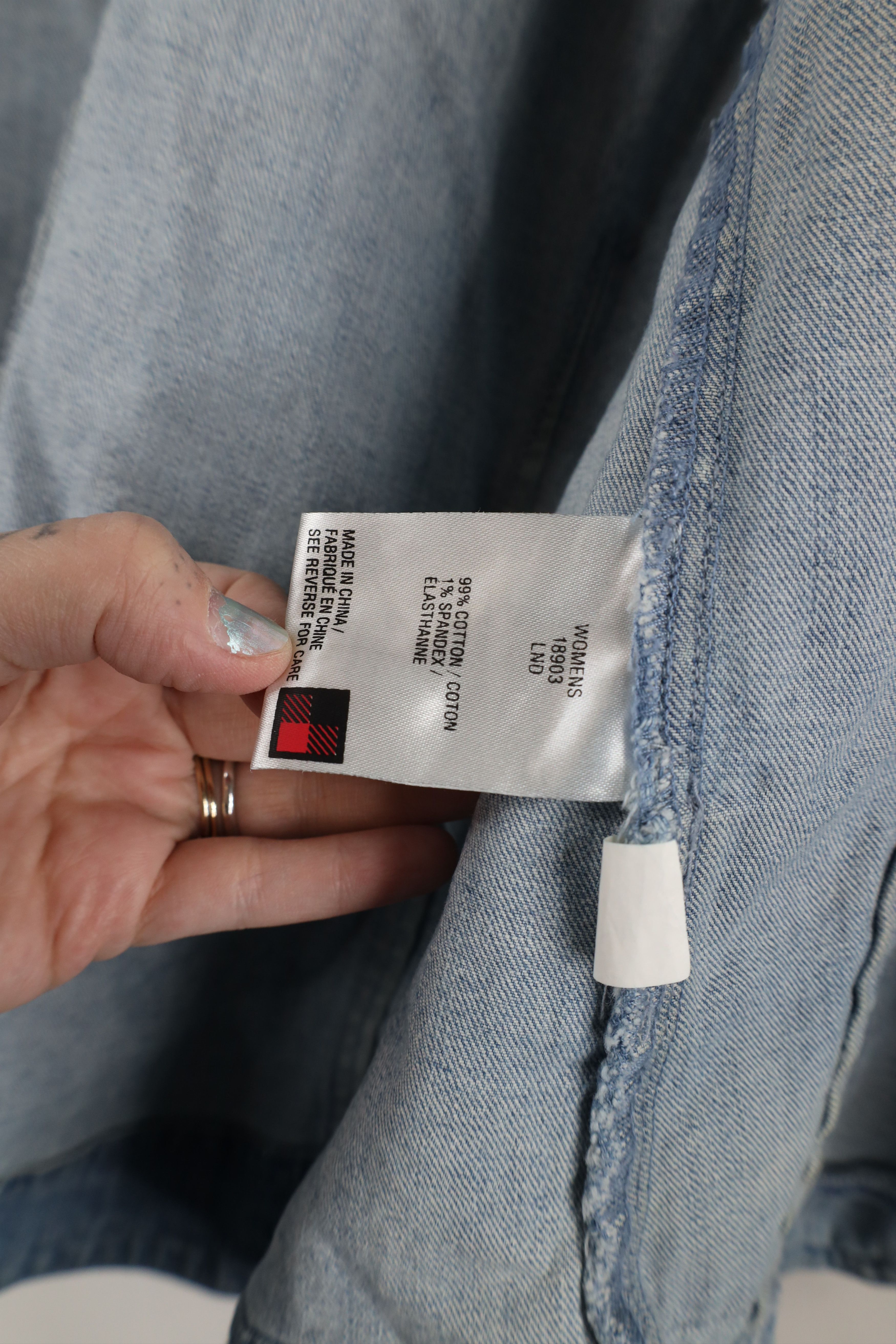 Vintage × Woolrich Woolen Mills Vintage 90s Woolrich Spell Out Denim Jean Vest Jacket Blue Size XL / US 12-14 / IT 48-50 - 8 Thumbnail