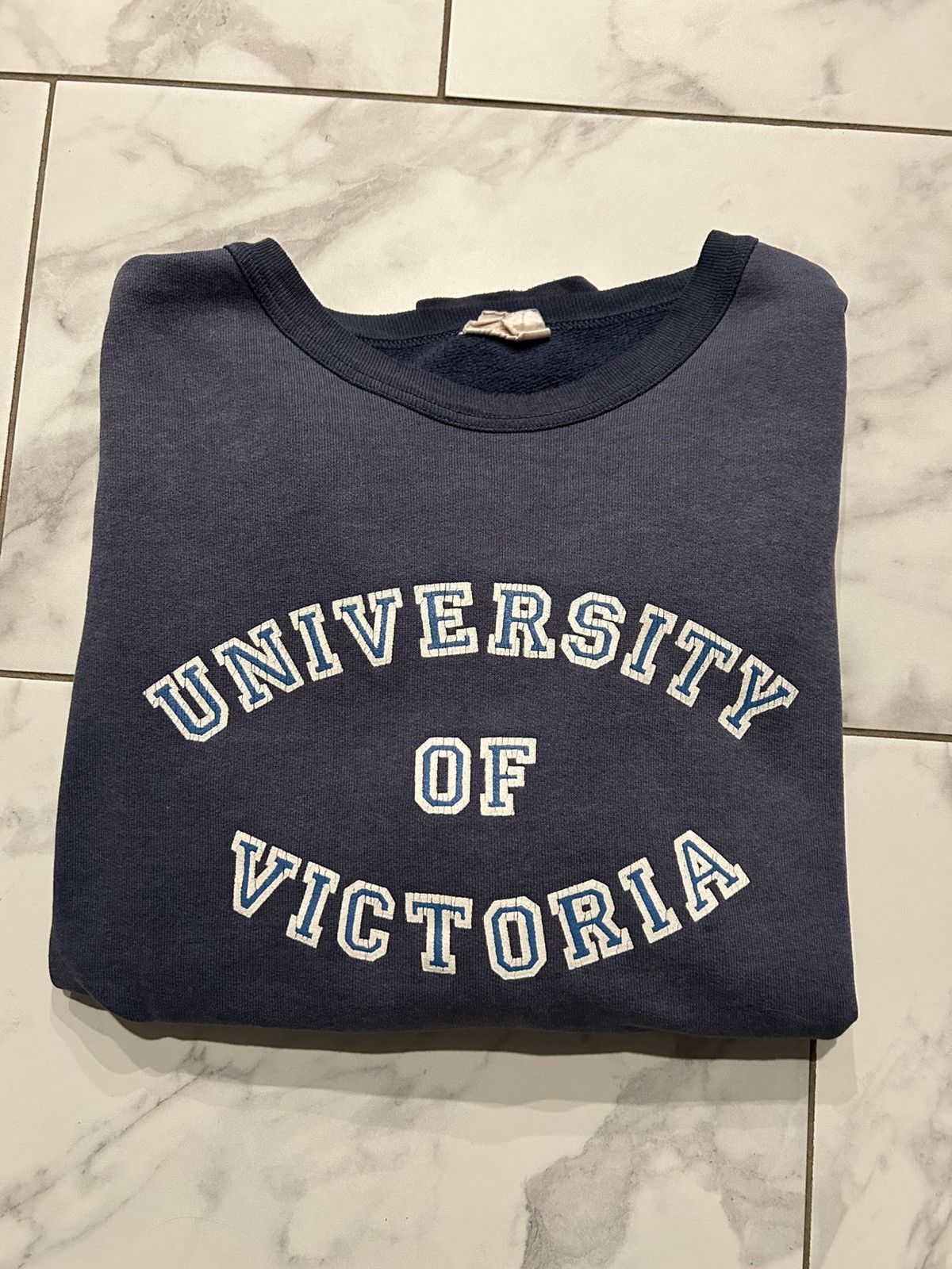 Other Vintage University of Victoria 80’s Sun Faded Crewneck Size US L / EU 52-54 / 3 - 7 Thumbnail