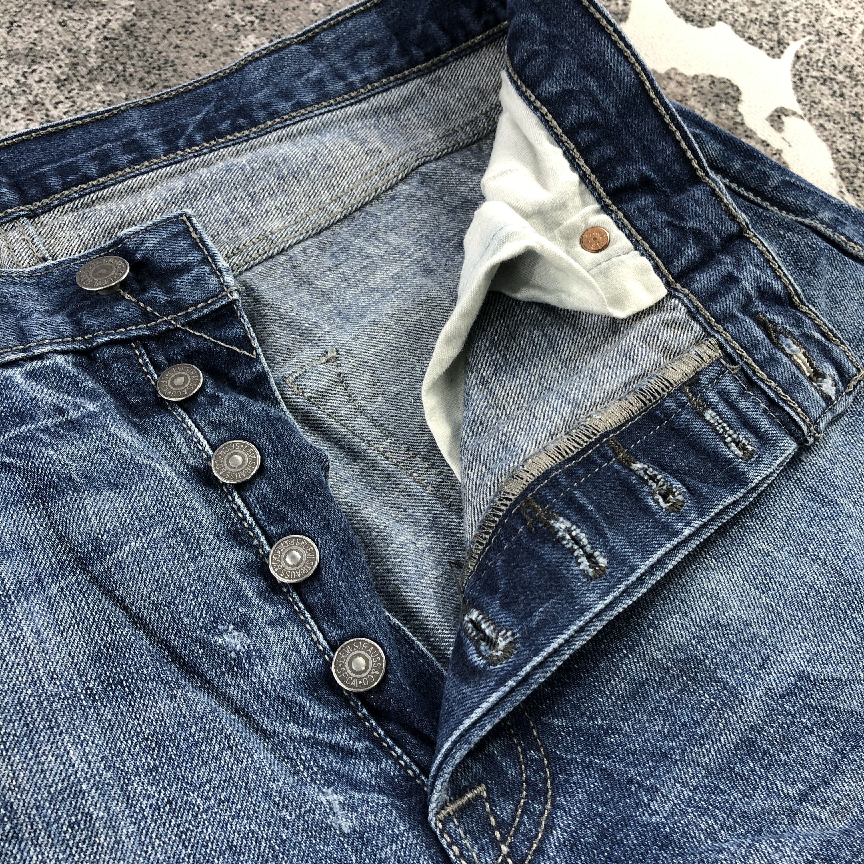 Levi's Vintage 501 Jeans Blue Wash Denim KJ941 Size US 34 / EU 50 - 10 Thumbnail