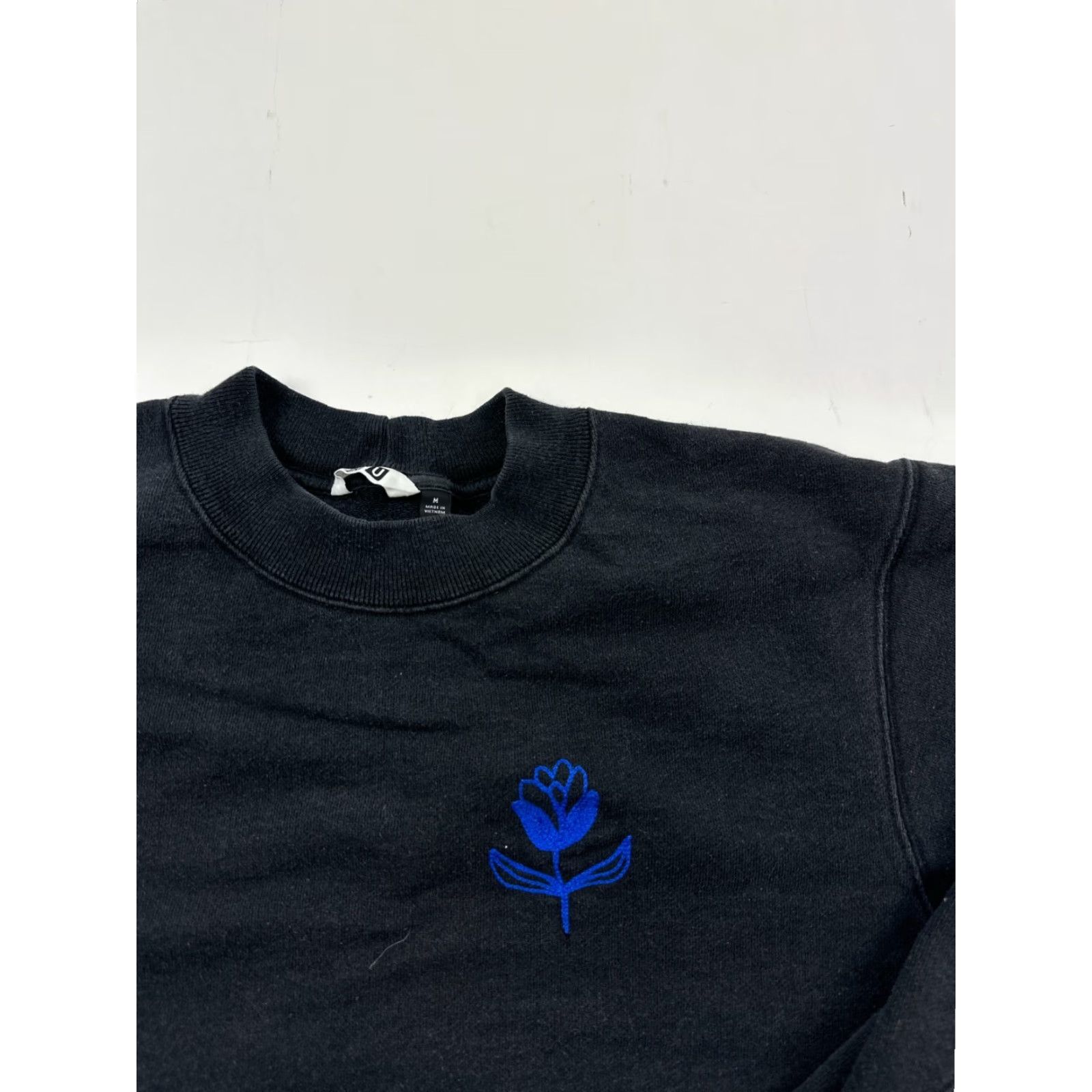 Uniqlo Uniqlo Sweatshirt Womens Medium Black Rose Emblem Long Sleeve Crew Neck Pullover Size M / US 6-8 / IT 42-44 - 3 Thumbnail