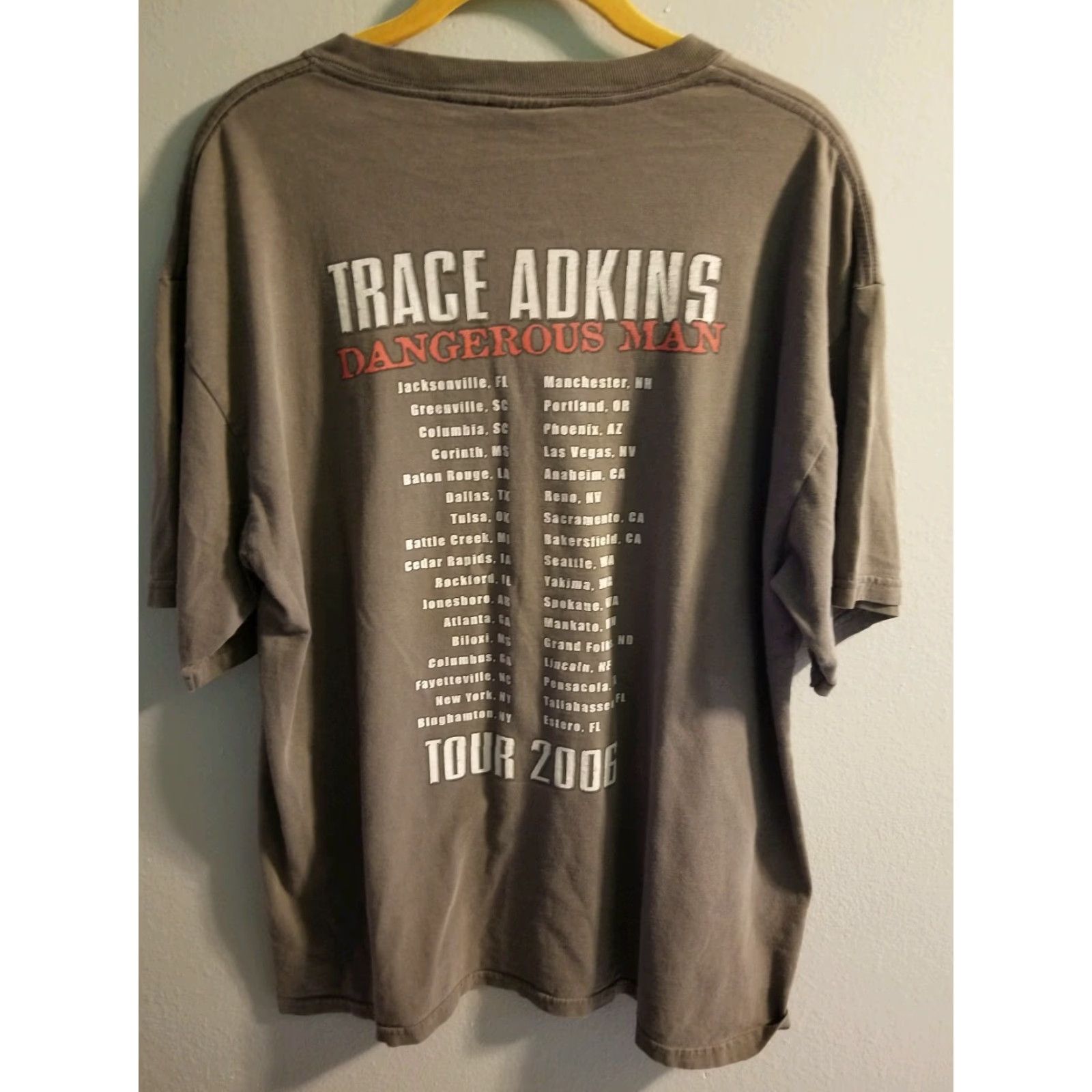 Gildan VINTAGE Mens L Trace Adkins 2006 Dangerous Man Concert Tour Gray T-Shirt Country Music Size US L / EU 52-54 / 3 - 6 Thumbnail
