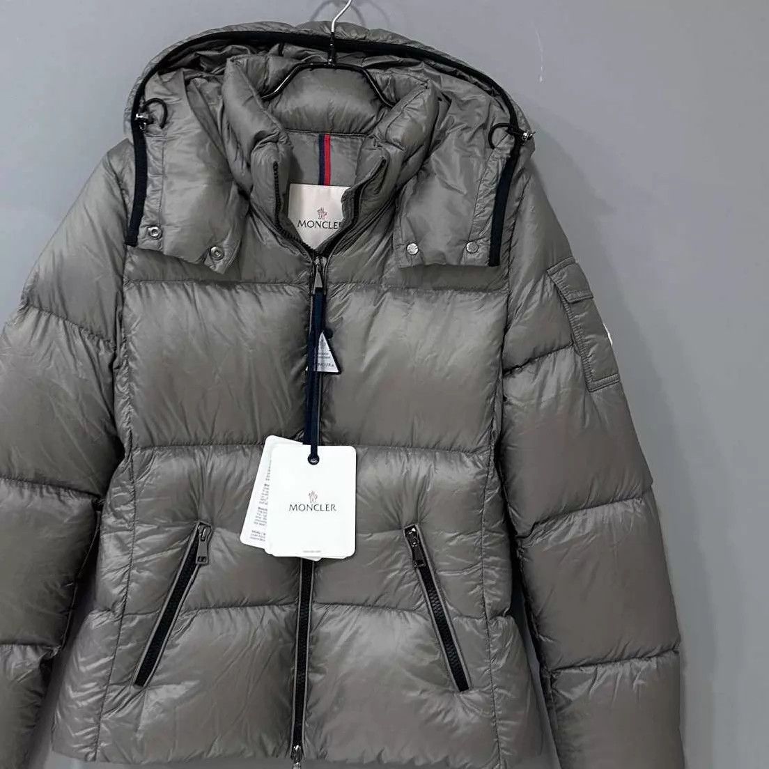Moncler Moncler Fourmi gray hooded down jacket 2 new tags Size XS / US 0-2 / IT 36-38 - 2 Thumbnail