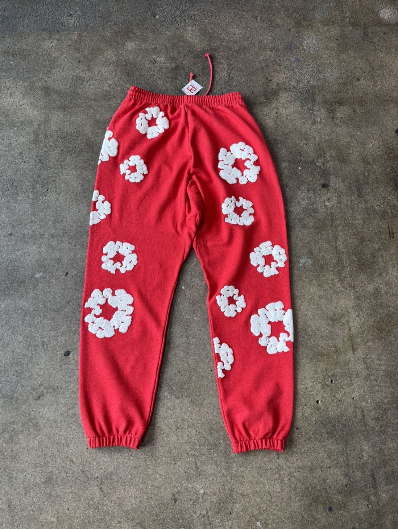 DENIM TEARS Denim Tears Cotton Wreath Sweatpants Red Size US 34 / EU 50 - 2 Thumbnail