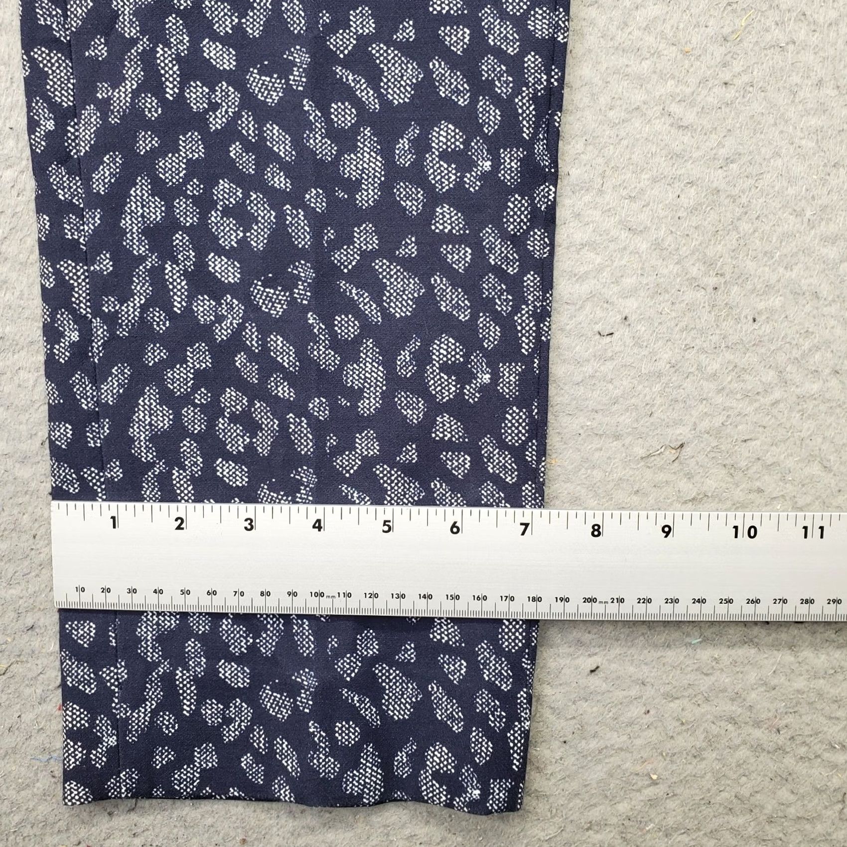 Banana Republic Banana Republic Womens 6P Chino Pants: Multi Animal Print Stretch Easy Care 27.25" Inseam Flat Front Pockets Regular 31.5" Waist 36.25" Outseam Size 28" / US 6 / IT 42 - 4 Thumbnail