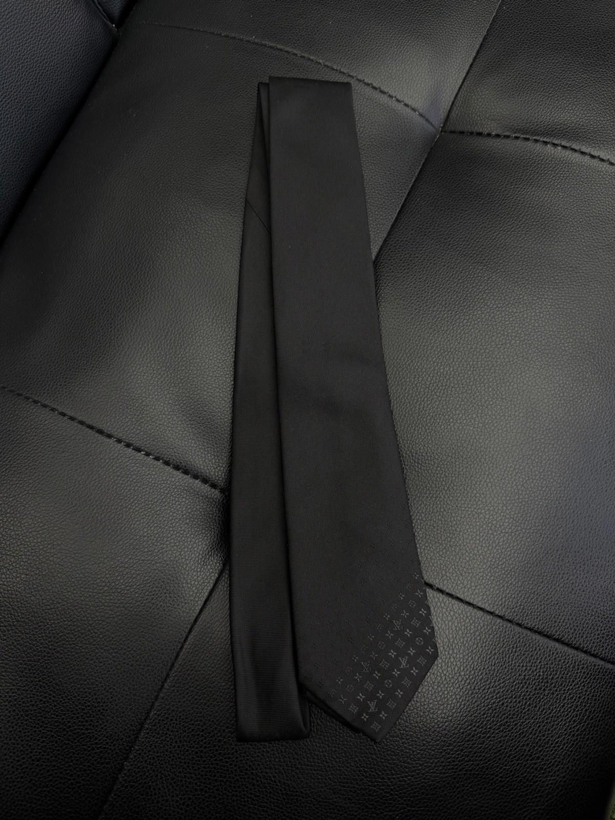 Louis Vuitton Louis Vuitton Tie Silk 100 % Authentic Monogram Tie , Black Size ONE SIZE - 1 Thumbnail