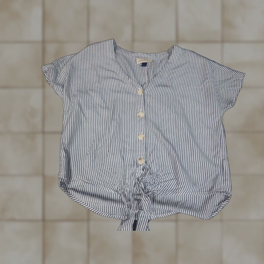 Vintage Universal Thread Womens Blouse XS Gray Striped Crew Neck Button Down Short Sleeve Casual Regular Ruffle Size XS / US 0-2 / IT 36-38 - 1 Thumbnail