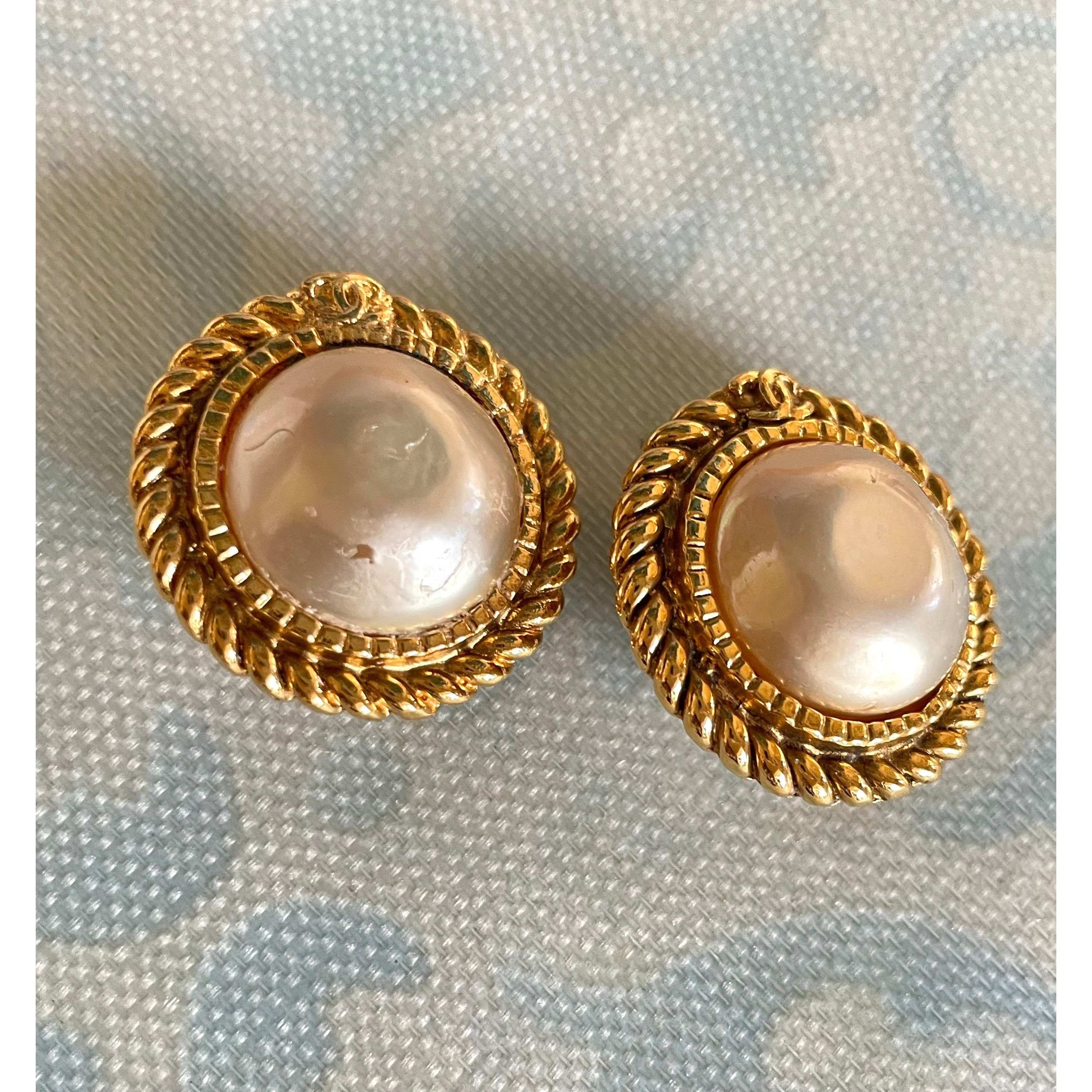 Chanel Vintage CHANEL golden earrings with pearl and CC motif. Size ONE SIZE - 2 Thumbnail