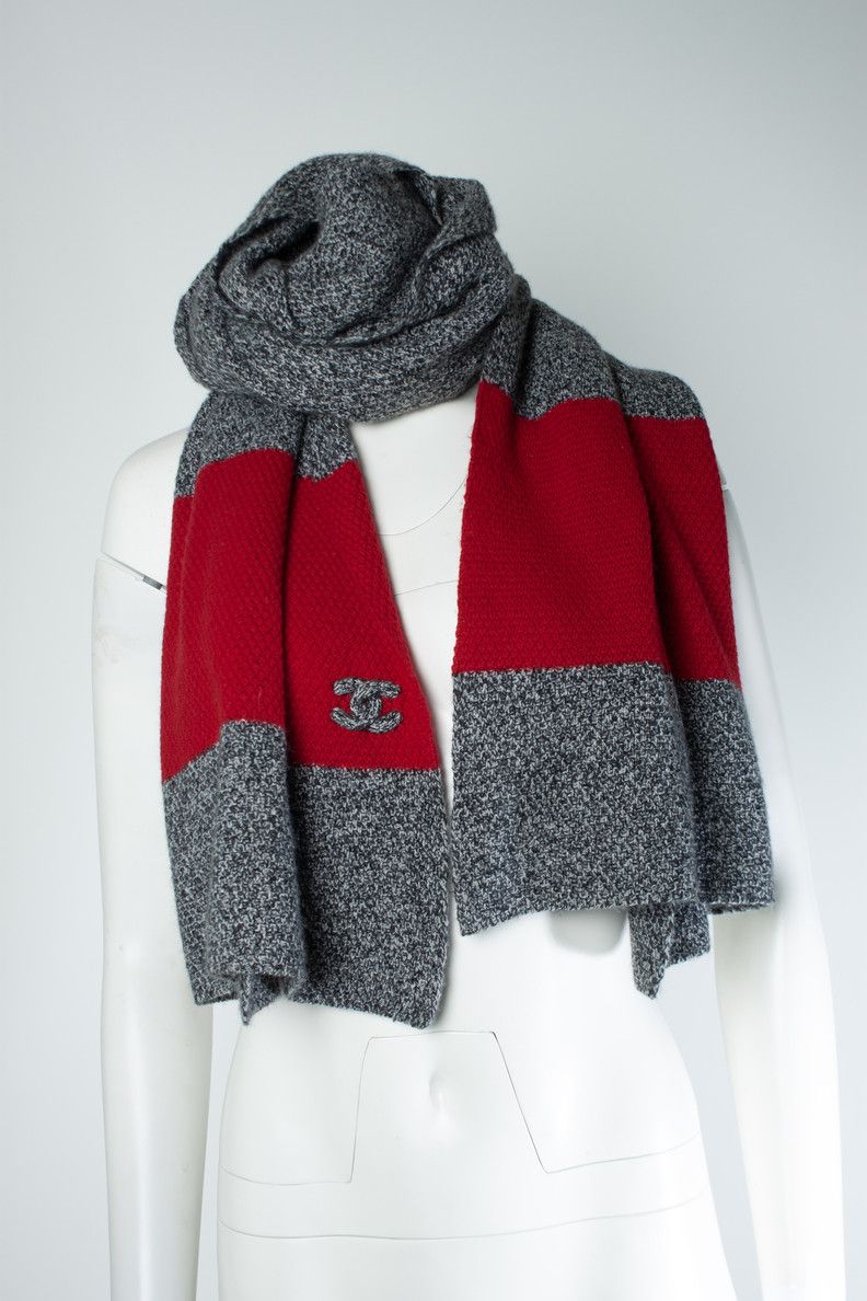 Chanel Chanel, Oversized cashmere scarf with cc logo Size ONE SIZE - 6 Thumbnail