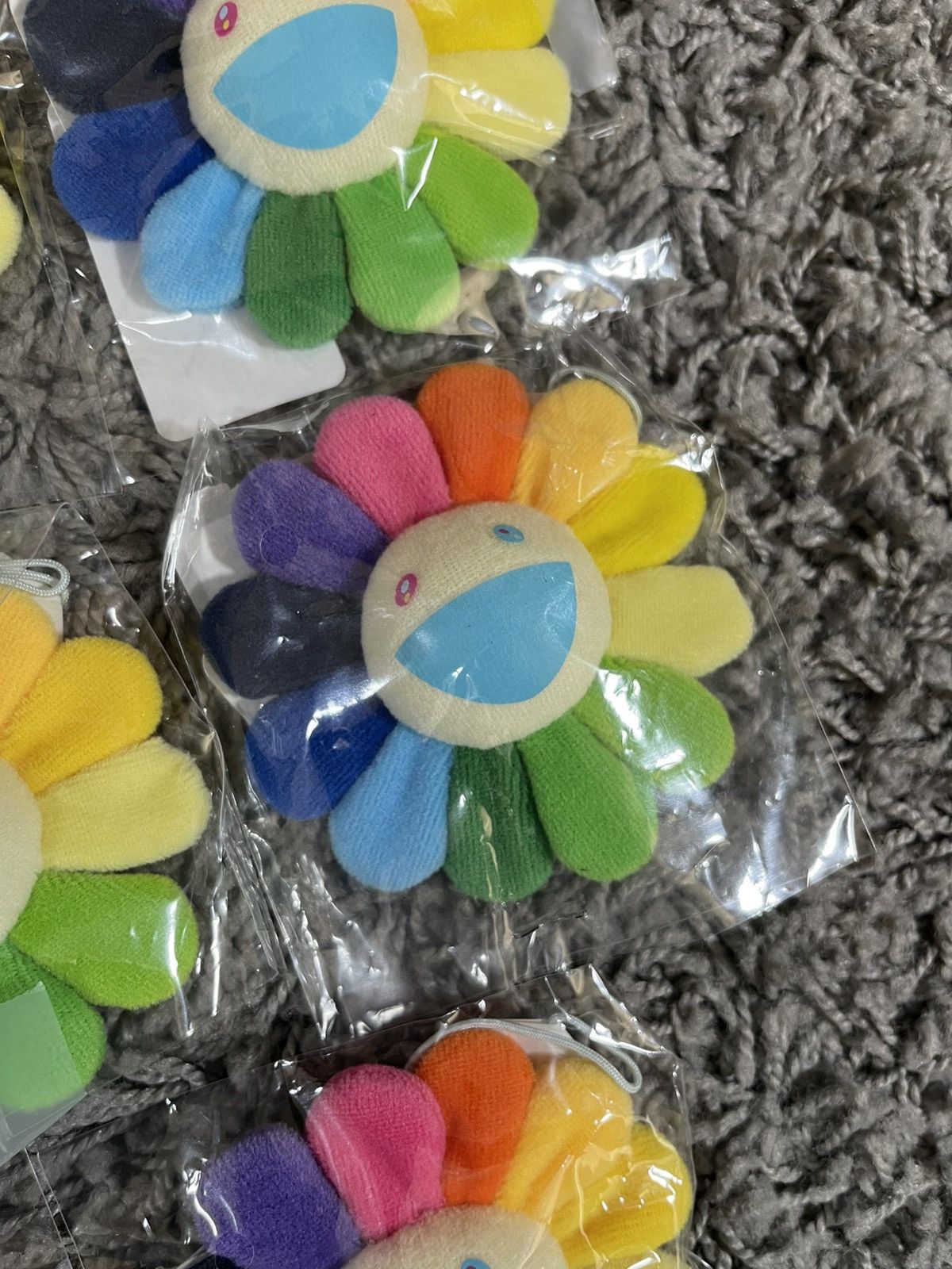 Takashi Murakami 2019 Takashi Murakami Flower Plush Pin Rainbow White Blue Size ONE SIZE - 3 Thumbnail