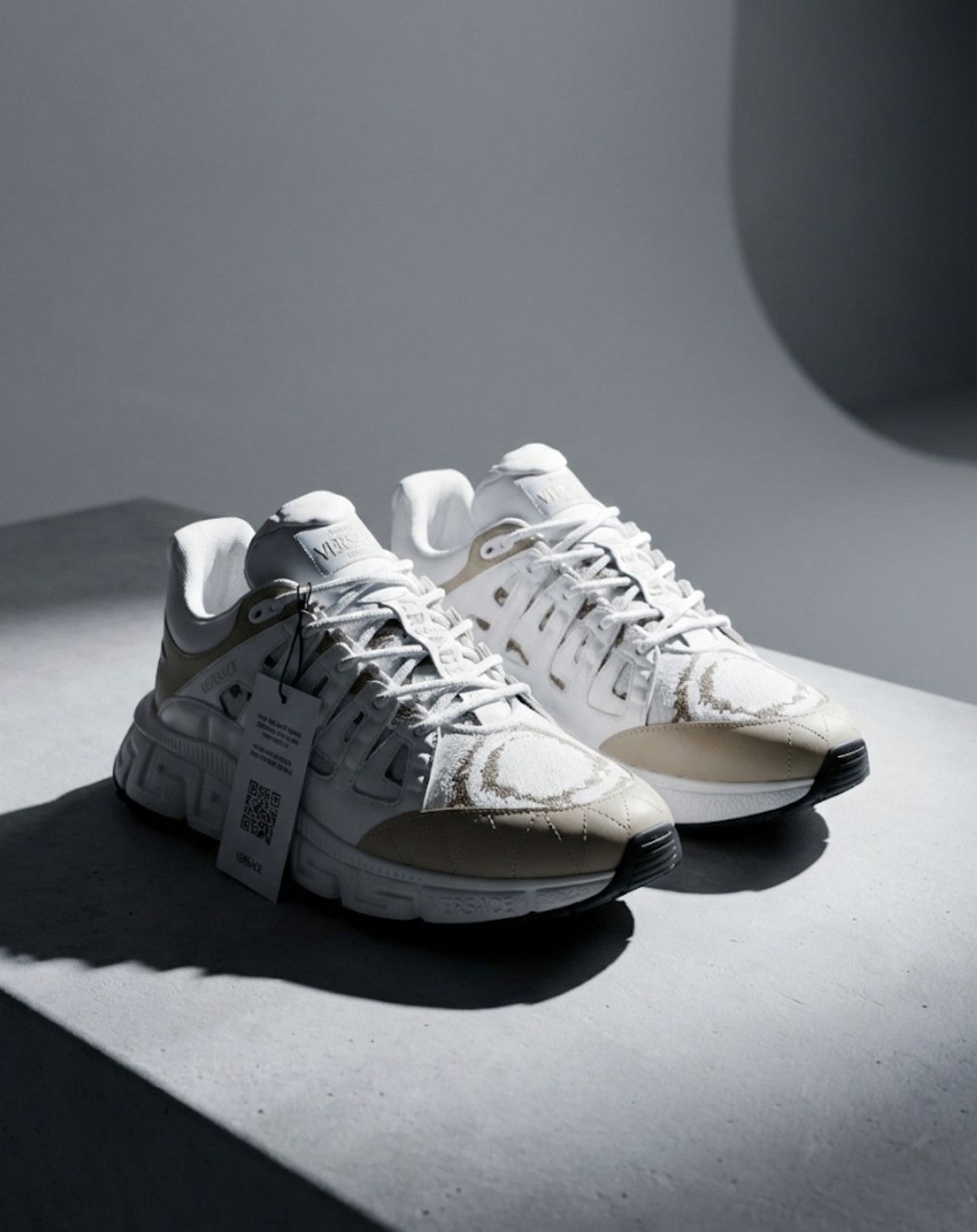 Versace 🔥VERSACE TRIGRECA DESIGNER SNEAKERS | SIZE 9 / 46 EU🔥 Size US 9 / EU 42 - 3 Thumbnail