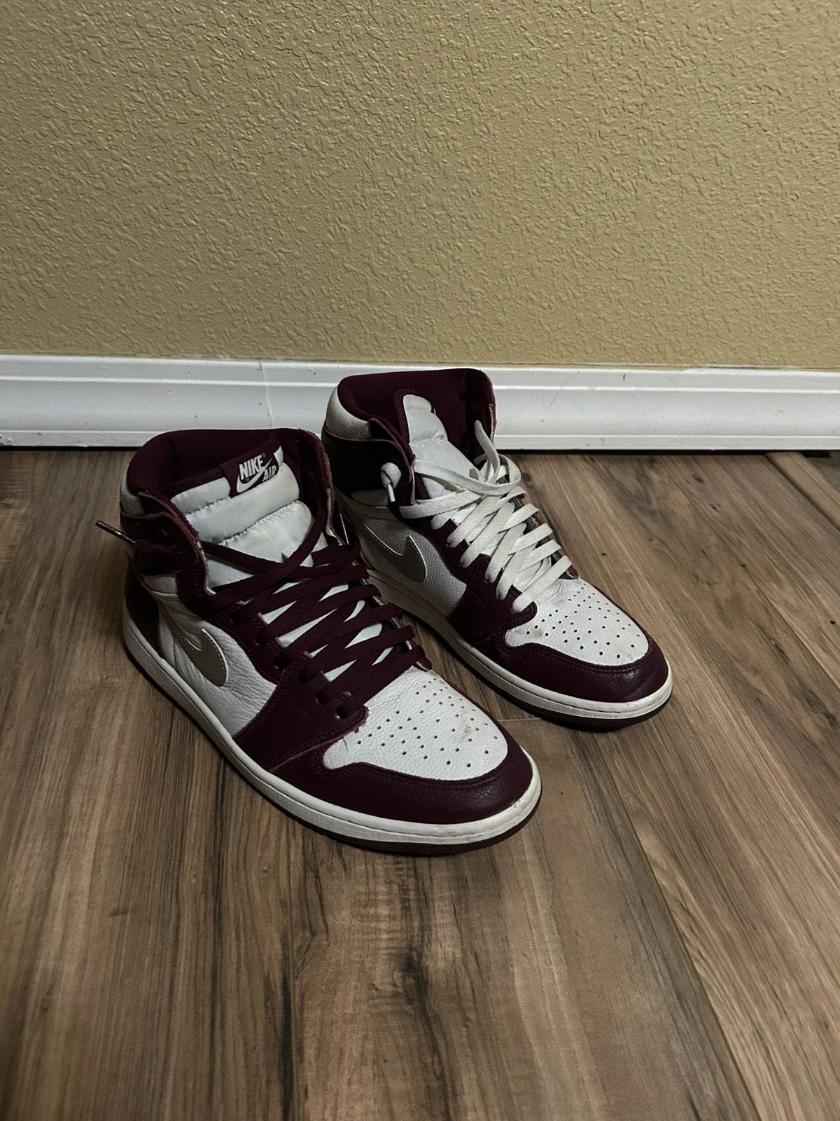 Jordan Brand × Nike Air Jordan 1 Retro High OG ‘Bordeaux Size US 11.5 / EU 44-45 - 1 Thumbnail