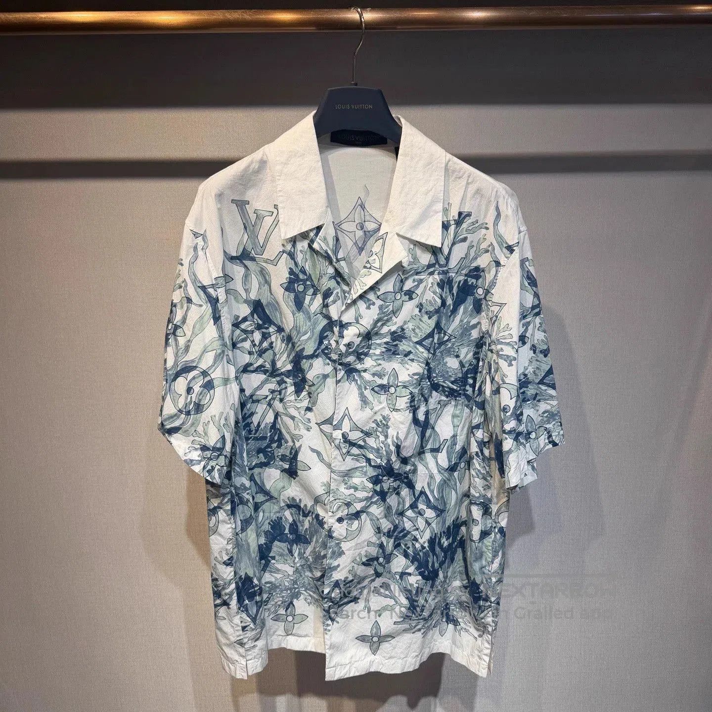 Louis Vuitton Multi-Print Short-Sleeve Button-Up Shirt. Size US M / EU 48-50 / 2 - 1 Thumbnail