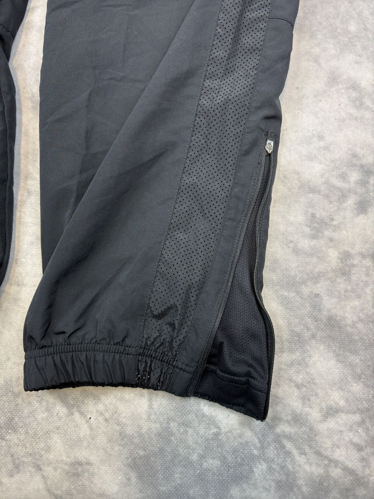 Nike × Vintage Nike Baggy Vintage Y2K Nylon Track Pants Joggers Hype USA Size US 34 / EU 50 - 2 Thumbnail