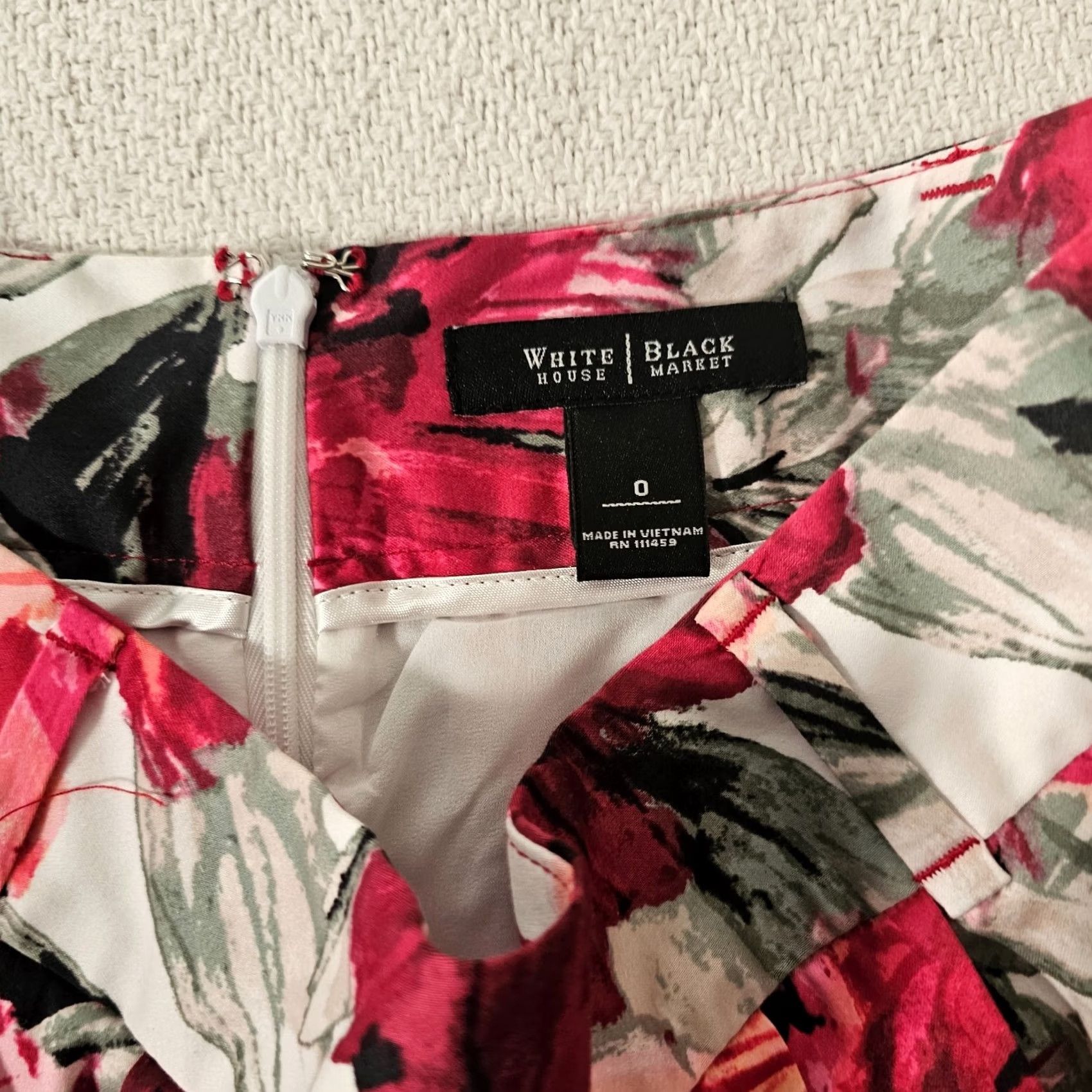 White House Black Market VINTAGE White House Black Market Skirt, Short, Flare, Pockets, Red Floral, 0, Womens Size 25" / US 0 / IT 36 - 2 Thumbnail